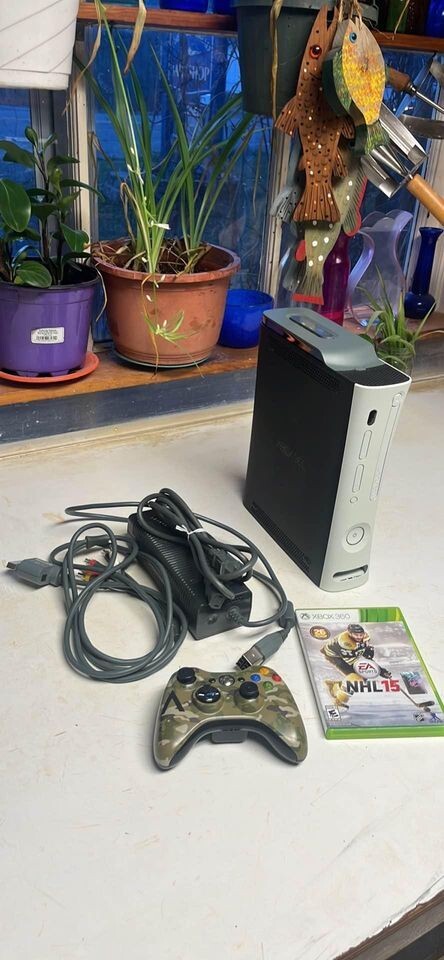 Xbox 360 Elite 120GB Console – Black+White