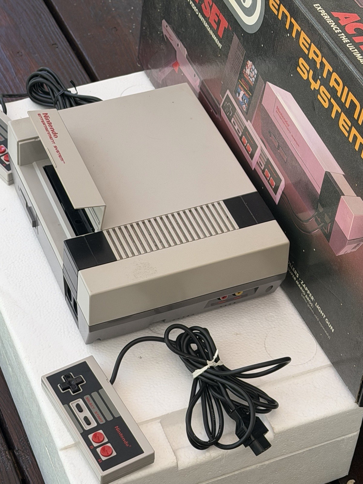 1988 Nintendo NES Action Set Console w/ Box-Controllers-Gun-Adv Remote & 7 Games