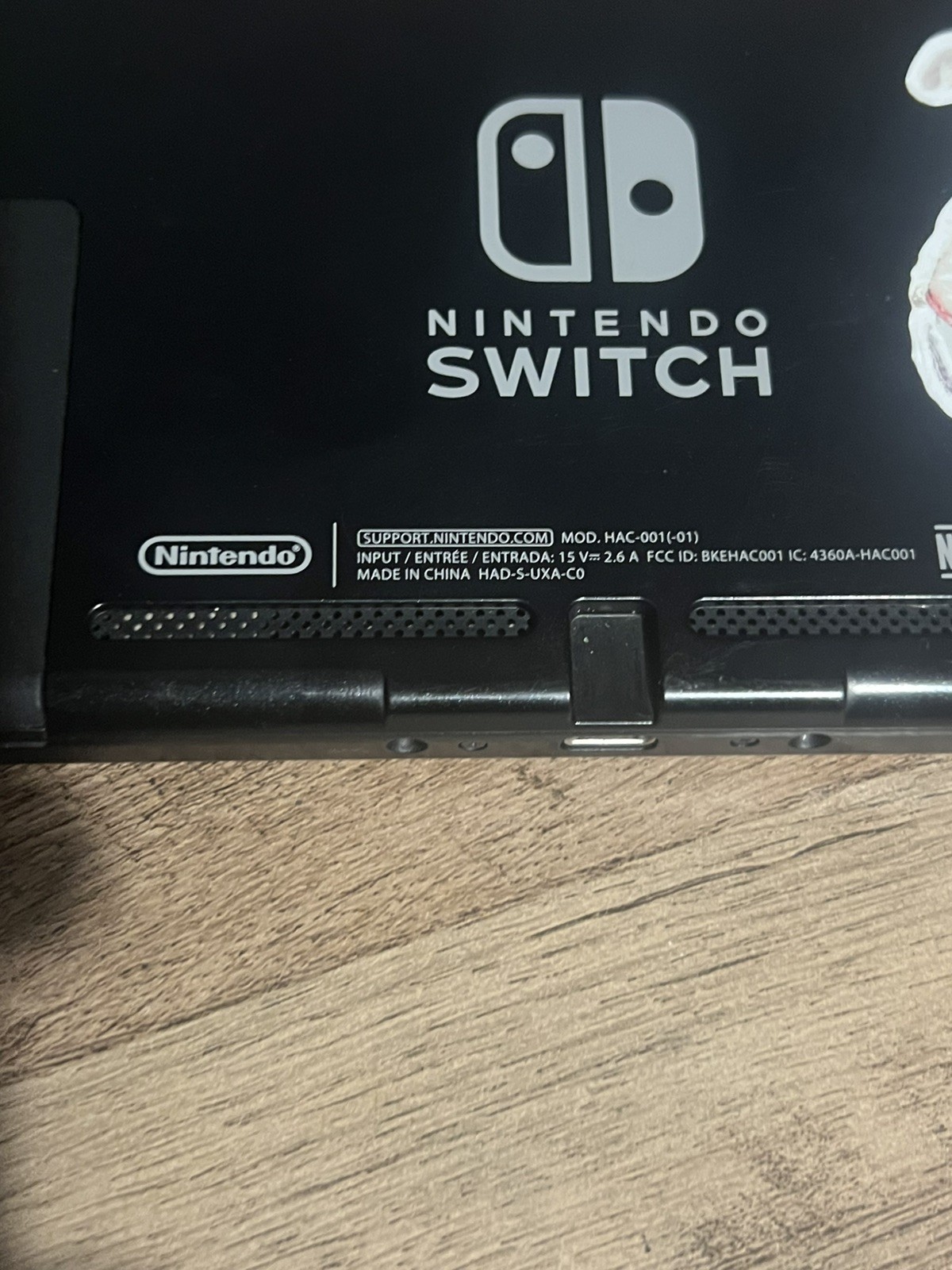 Nintendo Switch Console – Red and green Joy-Con Complete and working