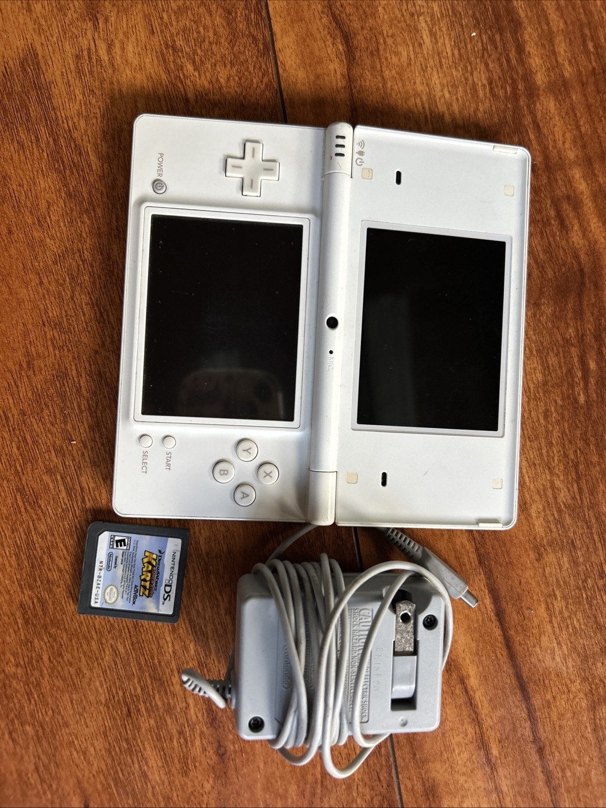 Nintendo DSi White Handheld Console W/charger W/GAME NO STYLUS