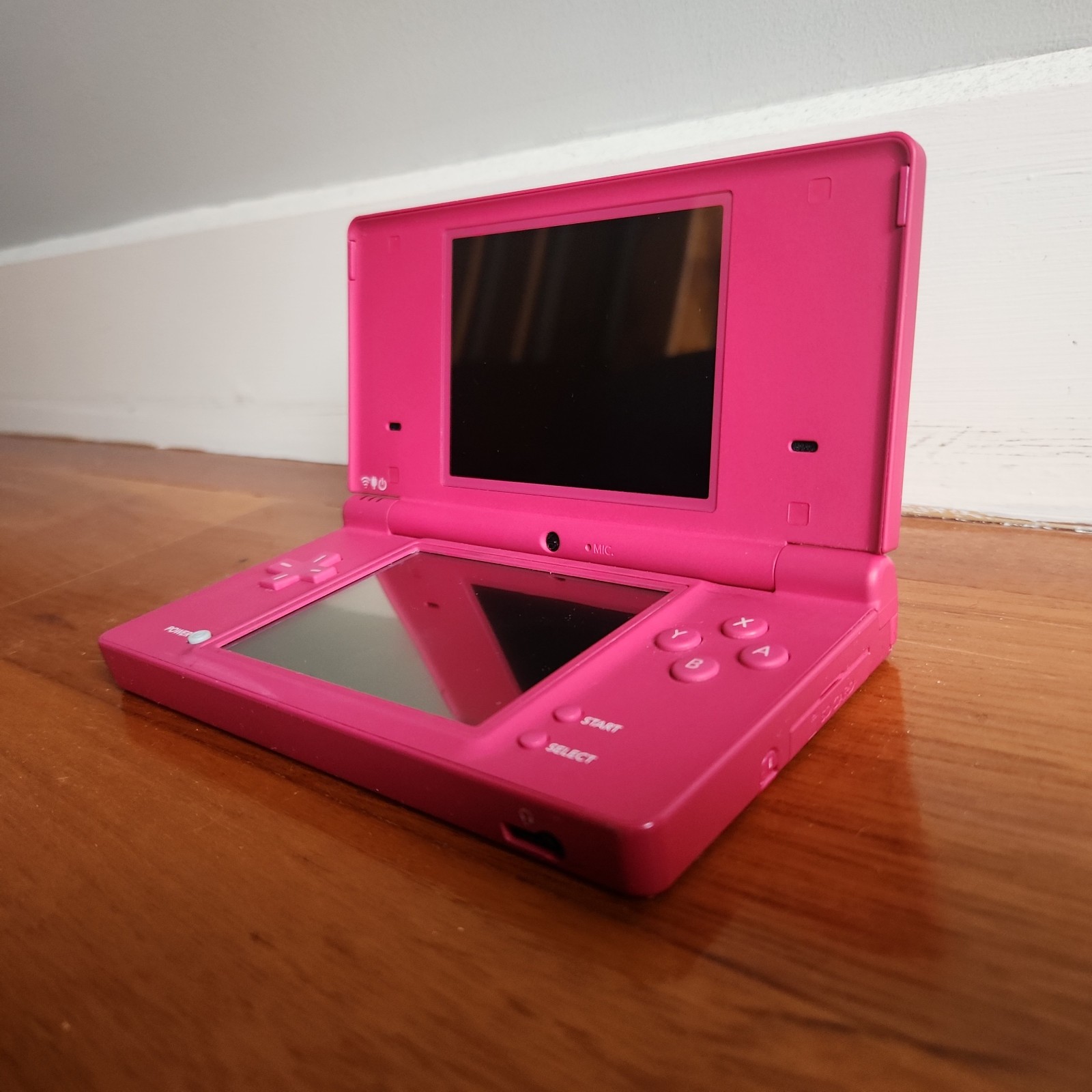 Nintendo DSi Pink inc. charging cable and SD card – Australian release