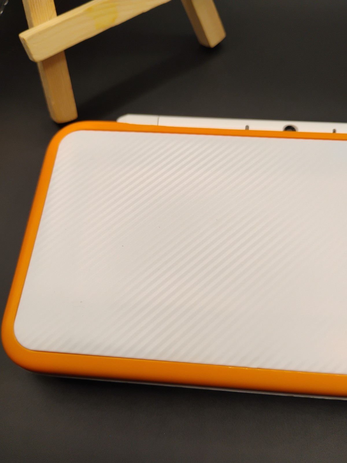 Nintendo 2DS XL White/Orange Console USED RIGHT BUMPER NOT WORKING READ DISCRIPT