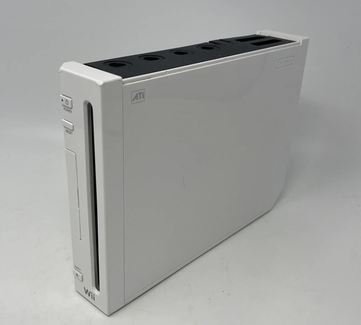 Nintendo Wii Controller , 2 Numkucks, Sports Pack & 3 games-see pics