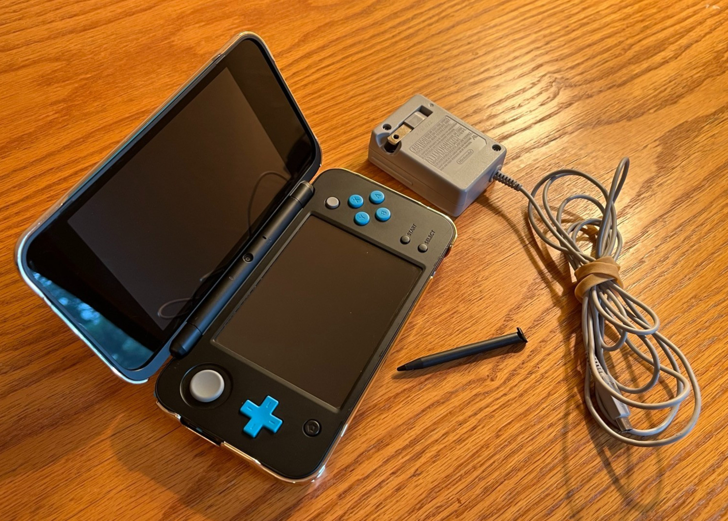 US New Nintendo 2DS XL Black Turquoise | Very Good, Tested + Charger/Stylus/Case