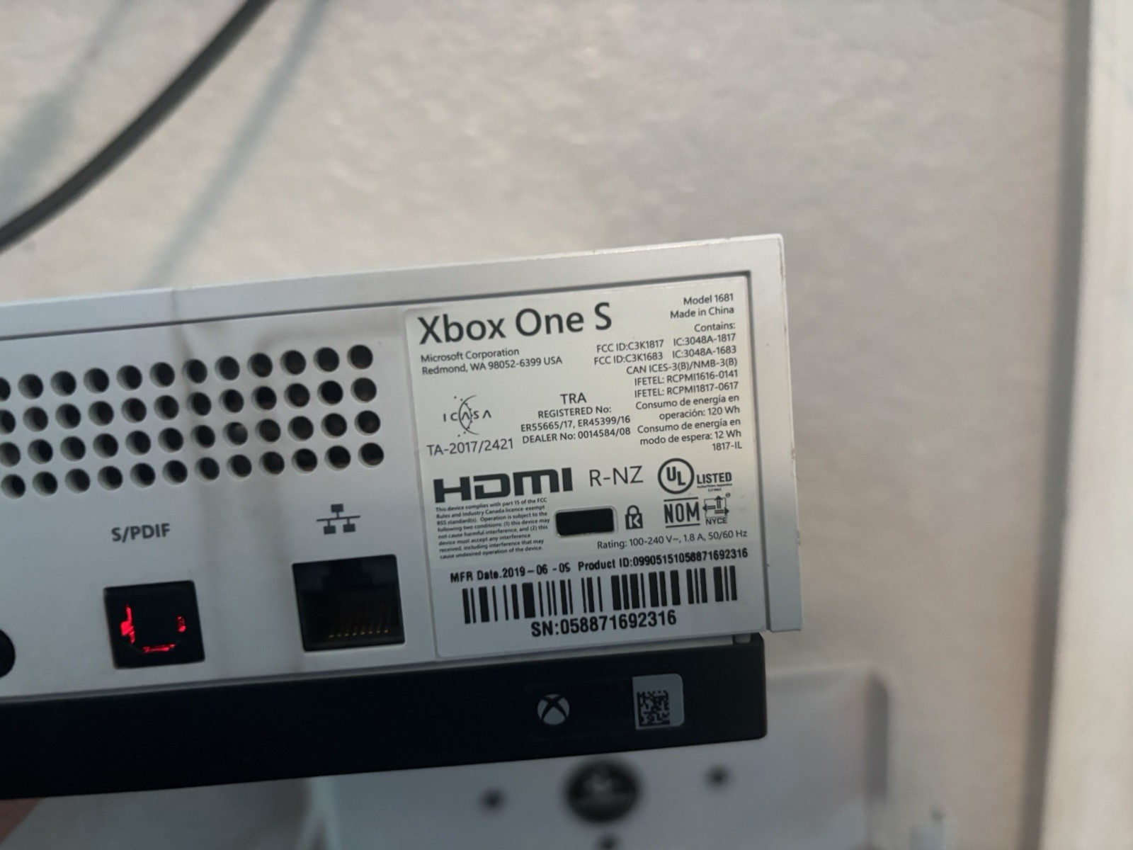 Microsoft Xbox One S White Console + wall mount