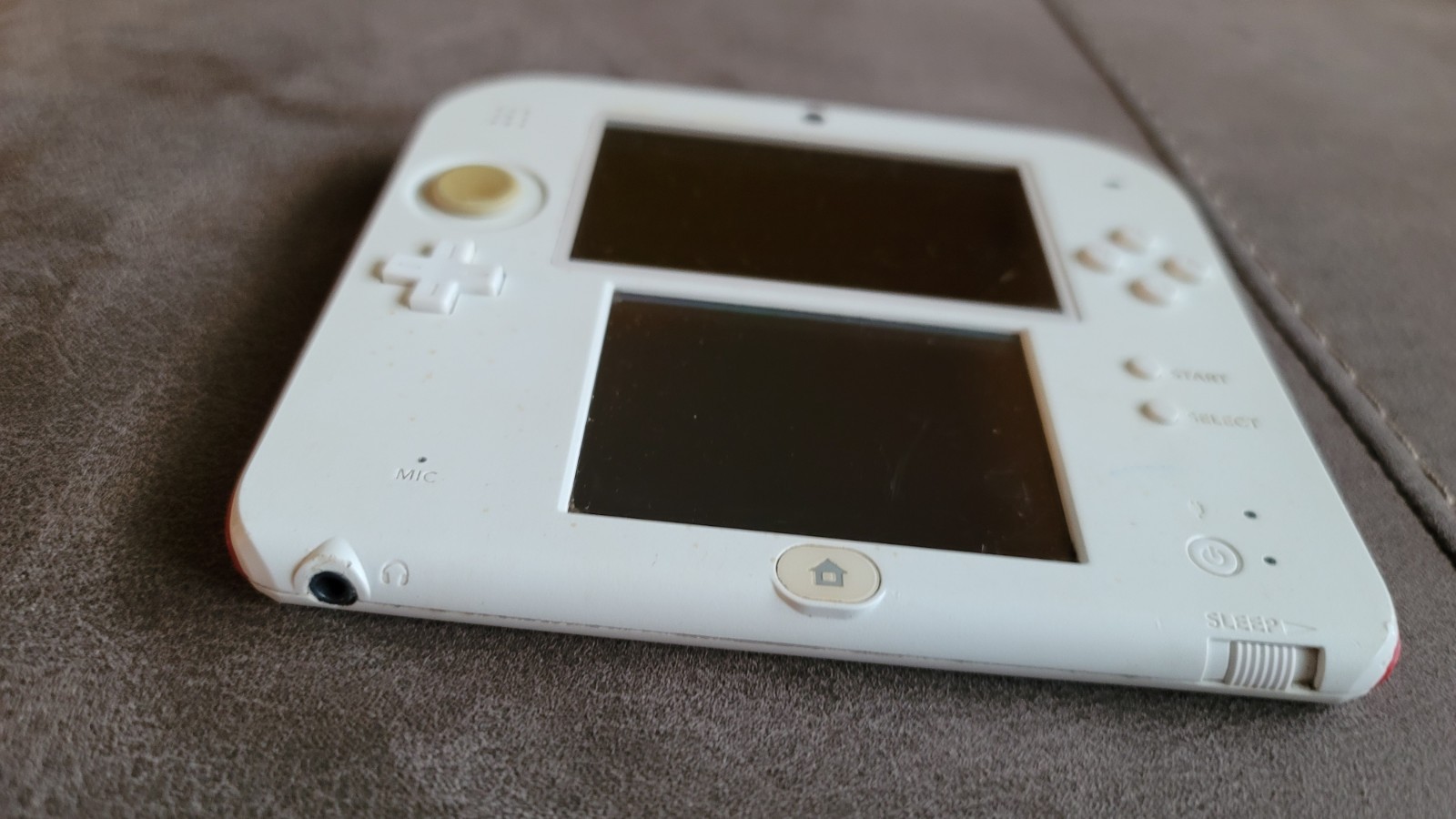 Nintendo 2DS Launch Edition 4GB White & Red Handheld System w/ MARIOKART DS game