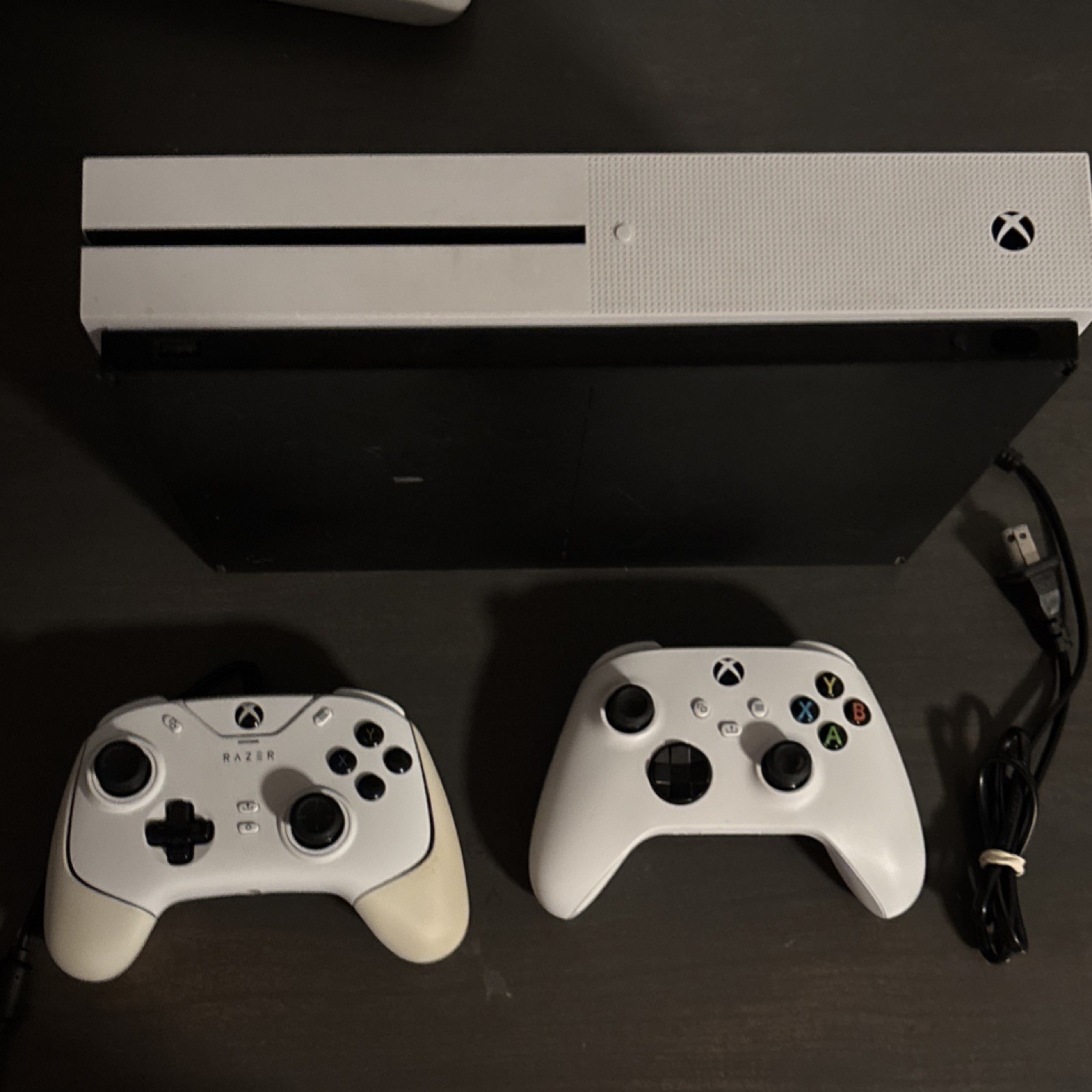 Xbox One S 1TB Bundle – 2 Controllers (Razer Wolverine) + Headset