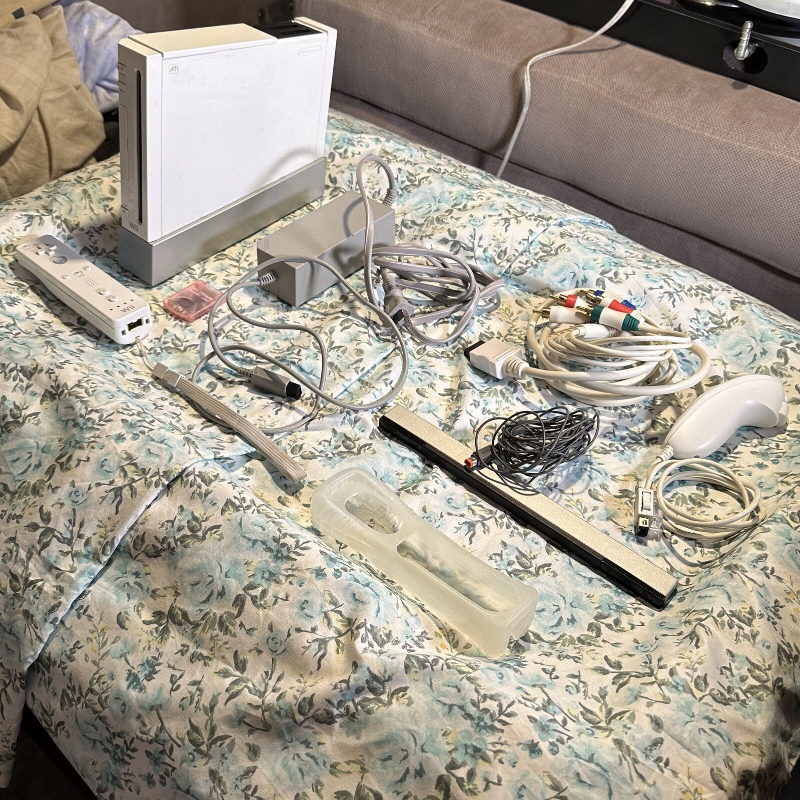Nintendo Wii RVL-001(USA) 512 MB Home Console – White Bundle
