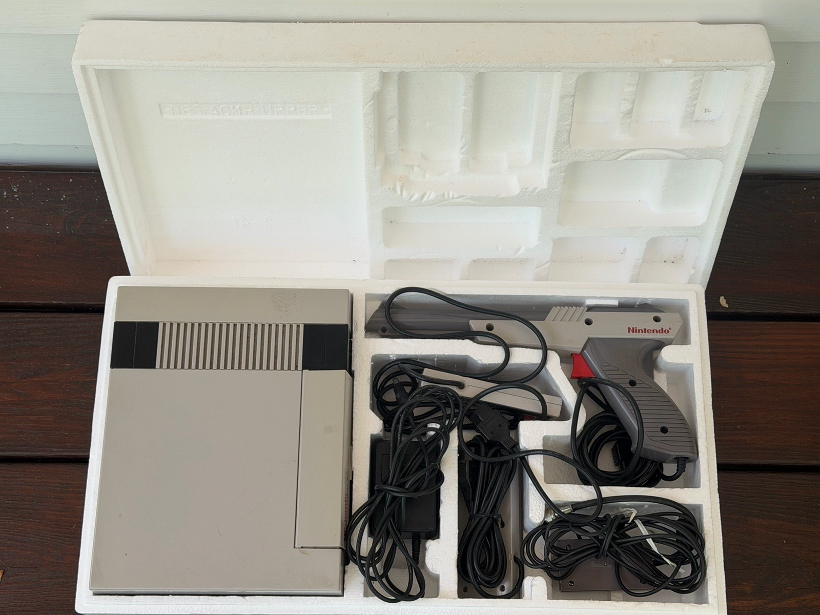 1988 Nintendo NES Action Set Console w/ Box-Controllers-Gun-Adv Remote & 7 Games
