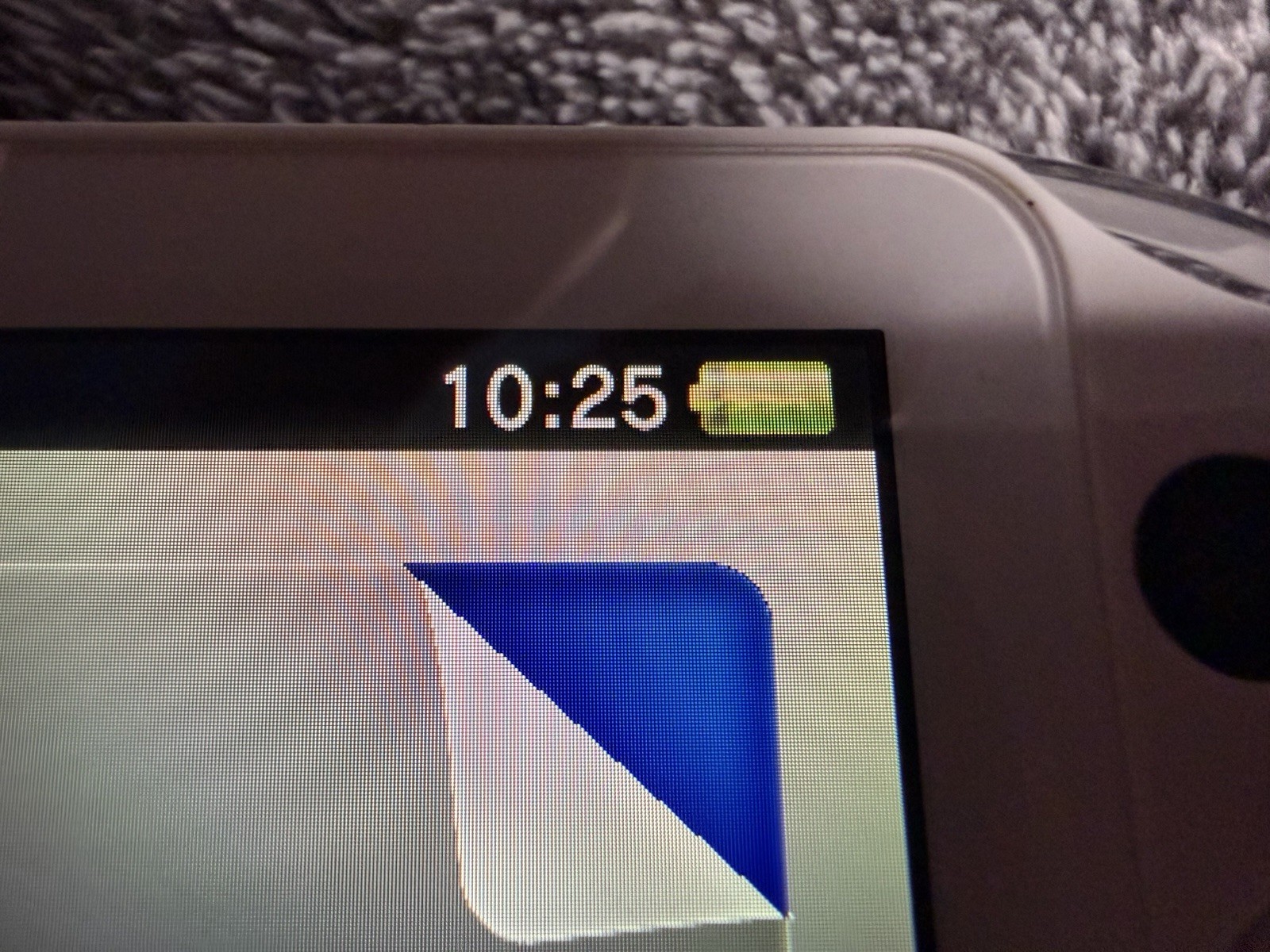 Sony PS Vita PCH-2000 ZA12 White Handheld System Wi-Fi 1GB NTSC-J CIB