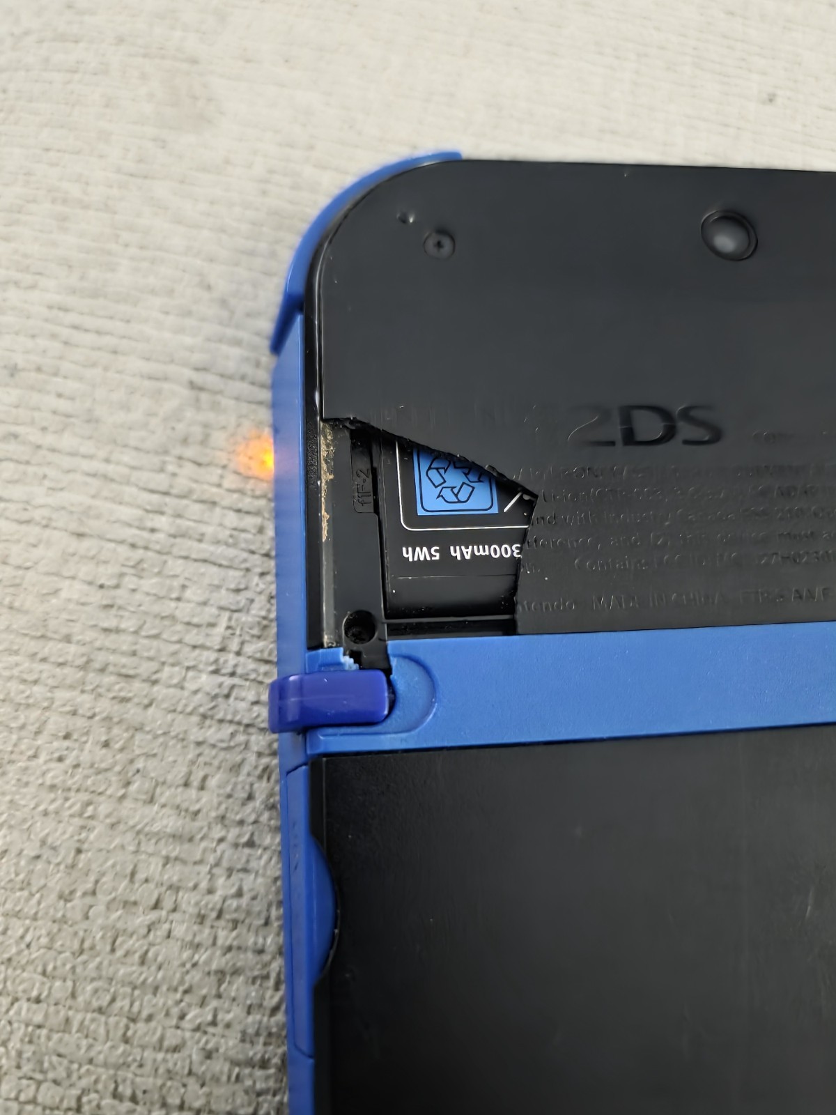 Nintendo 2DS Black/Blue Handheld Consol 4GB SD Card Tested Back Has Chipped Area