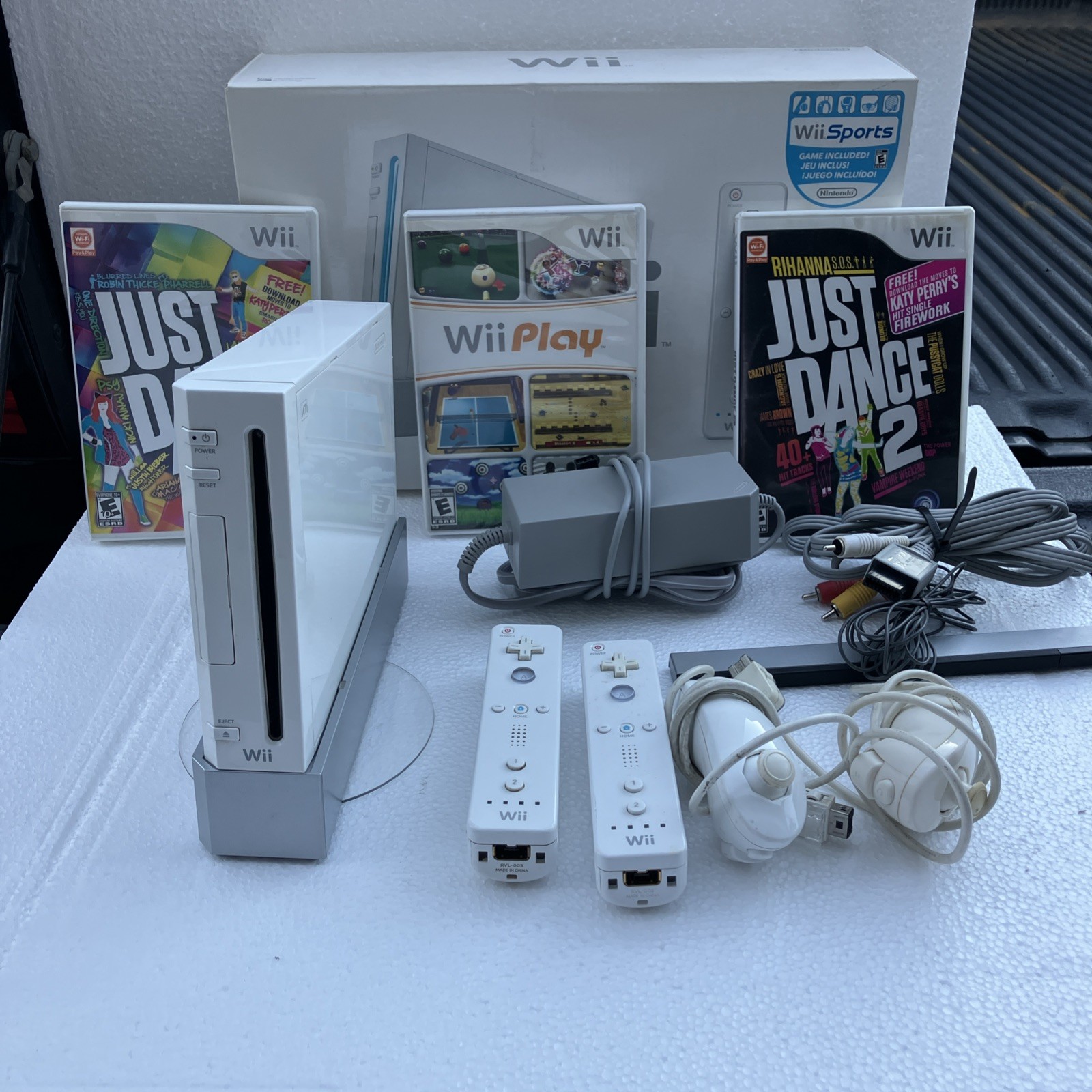 Wii RVL-101 white Console with Sensor Bar, AV, Power Supply, 2 controller,3Games
