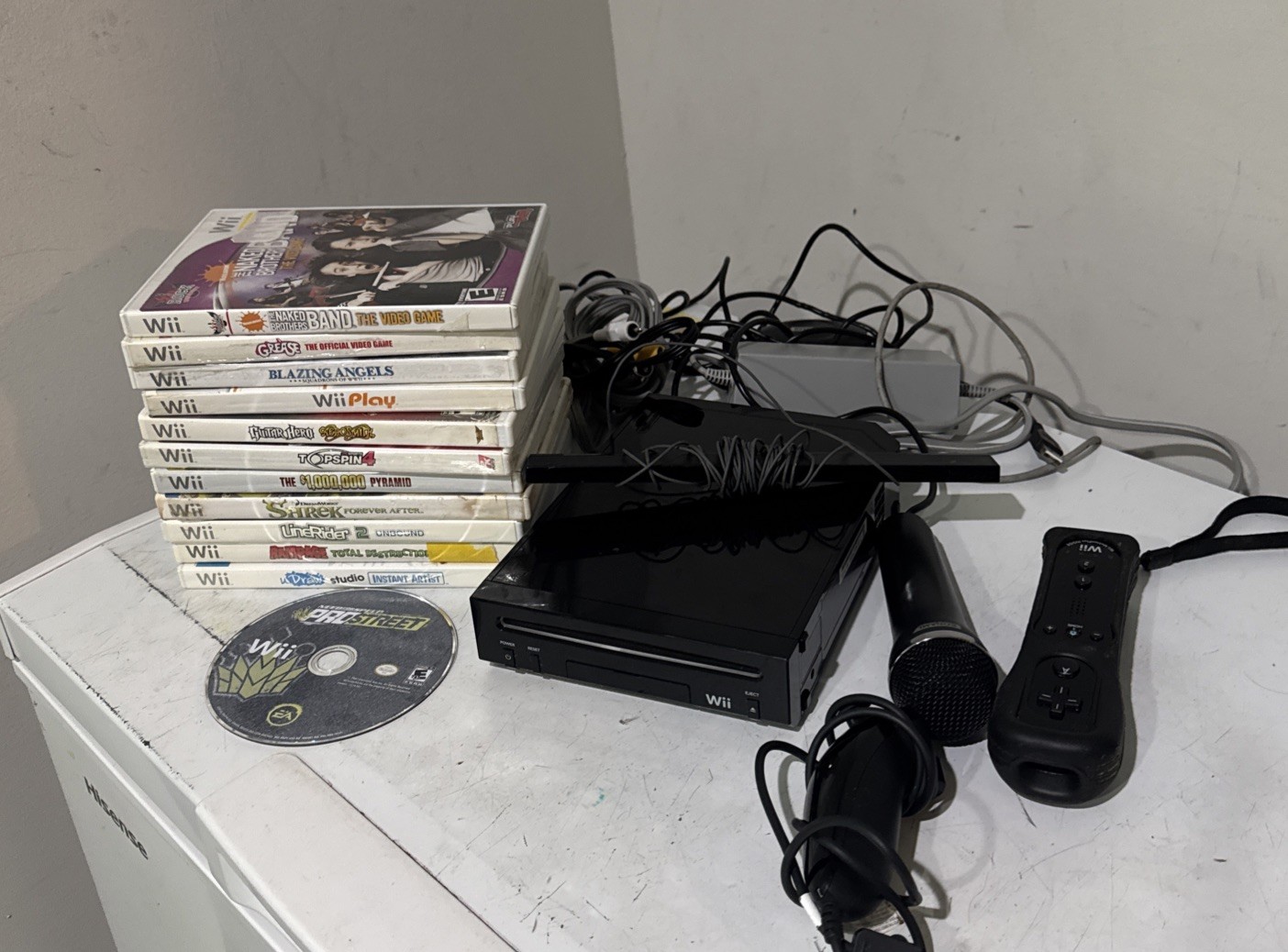 Wii Console Bundle 12 Games 1 Numb-chuck, Remote, Microphone Works Great Black