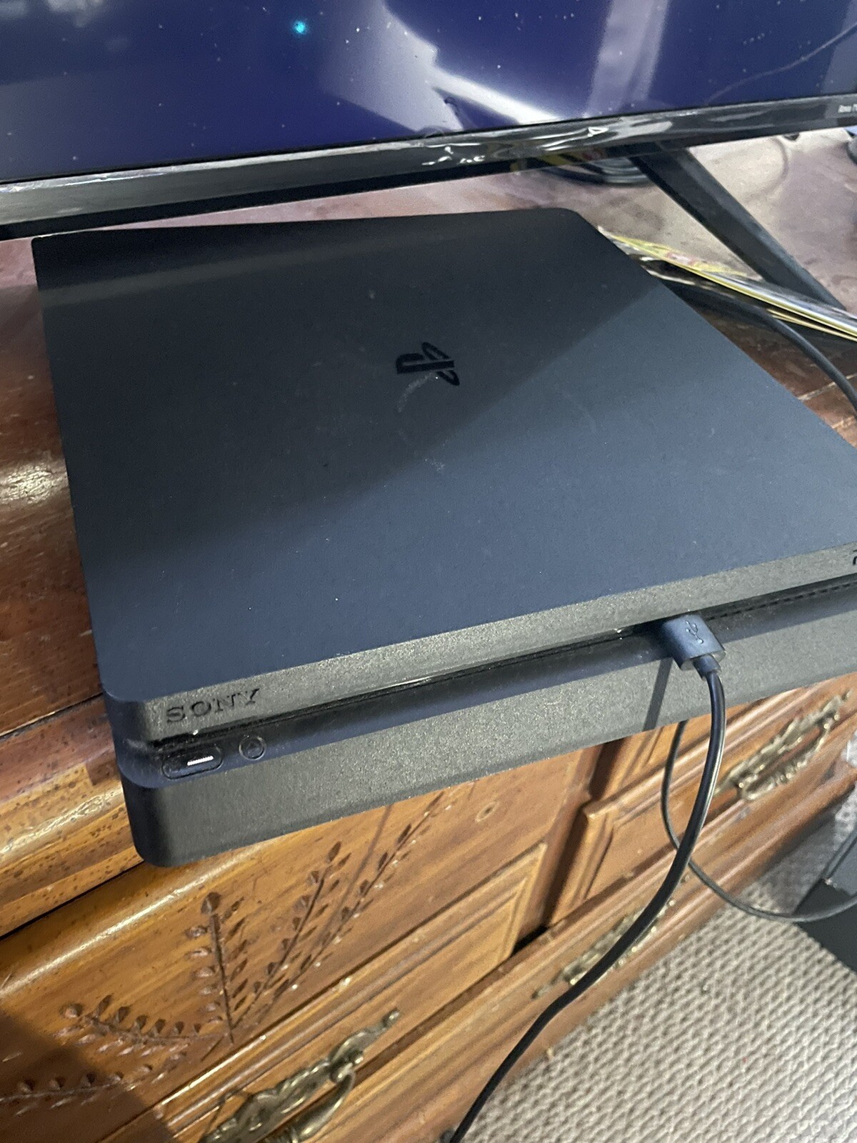 Sony PlayStation 4 Slim 1TB + 2 Controllers