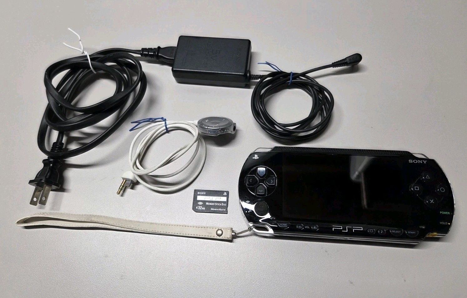 Sony PSP-1001 PlayStation Portable Console Bundle *Tested/Working UMD*