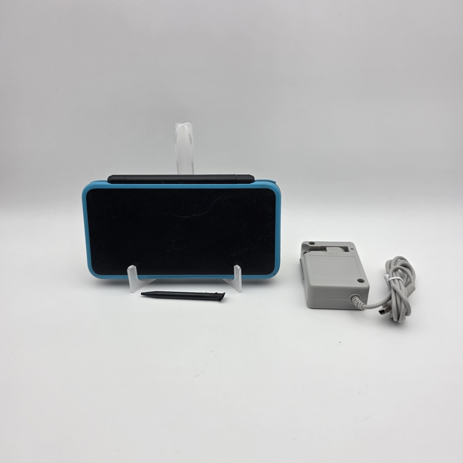 Nintendo 2DS XL Handheld 4GB – Blue And Black – With Charger And Stylus – Tested
