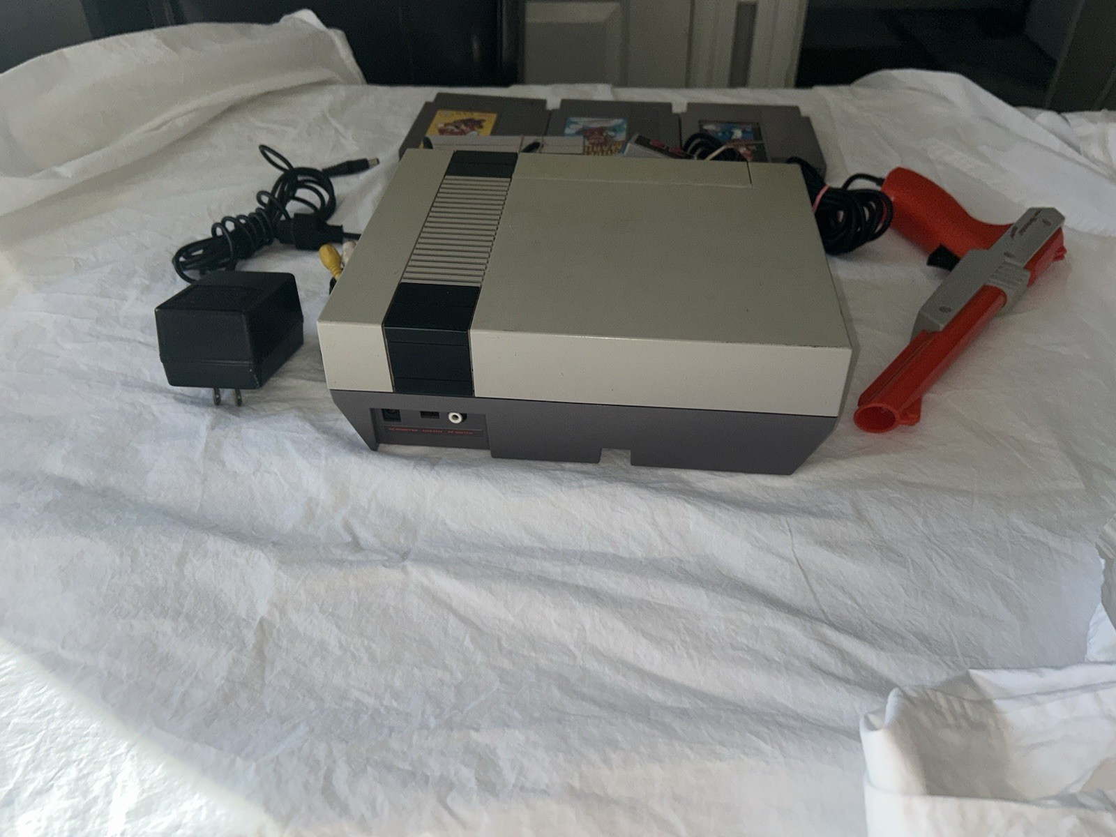 NES Console Bundle Super Mario Bros. 1,2,3 and 2 Controllers. Zapper Tested