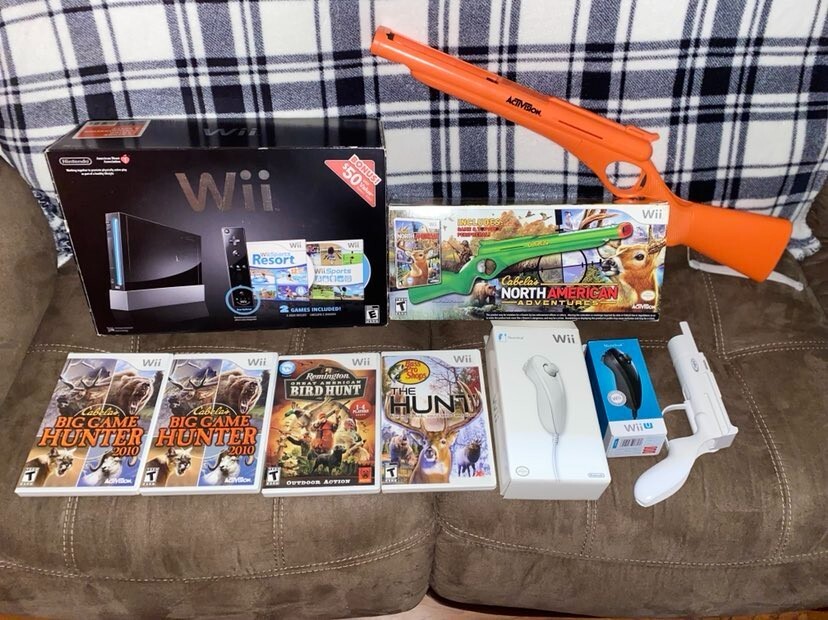 Nintendo RVLSKRP2 Wii Console with Wii Sports Resort WITH 5 games & controllers