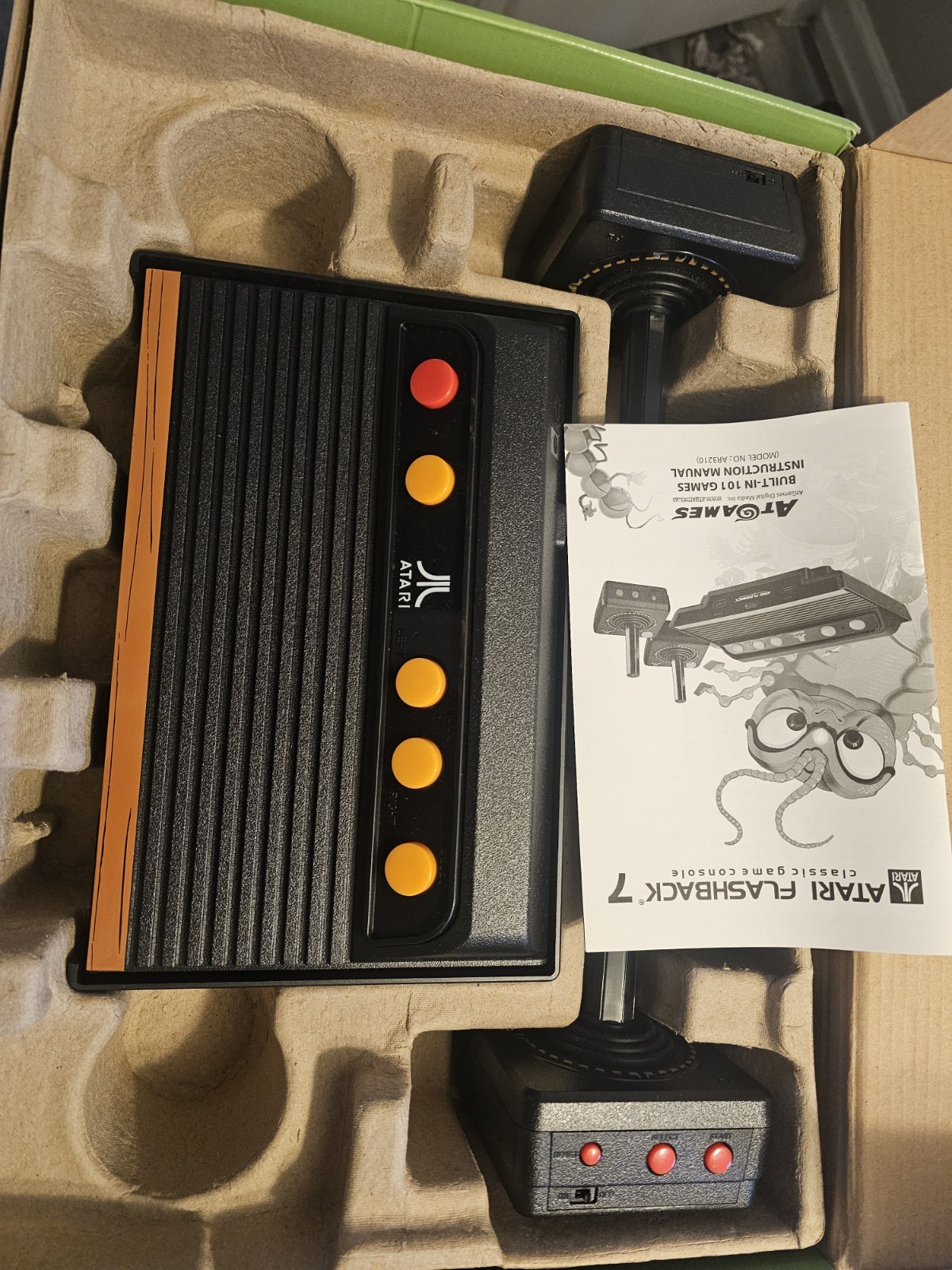 Atari Flashabck 7 Game Console with 2 Inalambric Controllers
