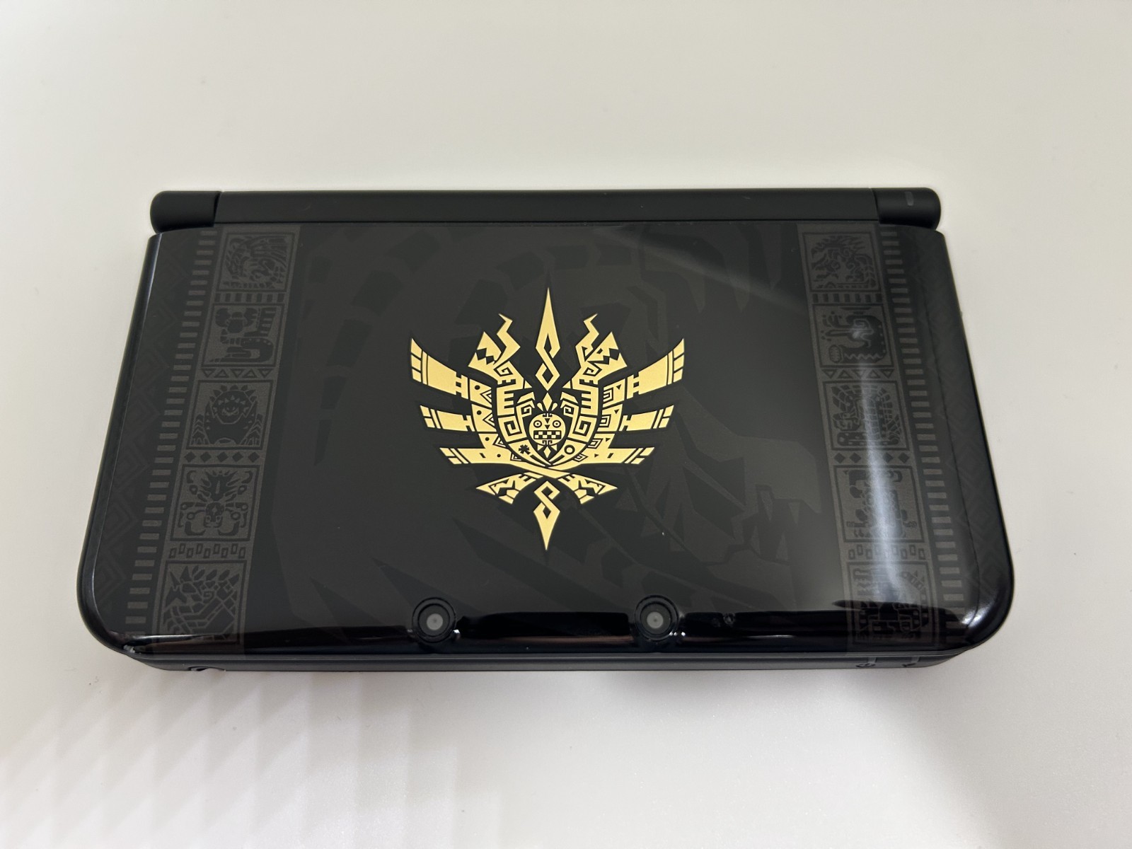 [A-rank] Nintendo 3DS LL XL consoleGore Magala Black with Charger/Stylus