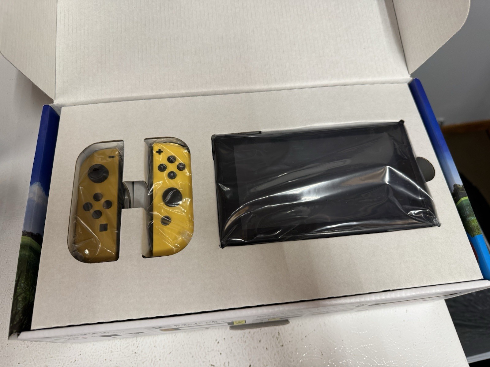 Nintendo Switch Pokemon: Let’s Go Pikachu Edition Console CIB + Box