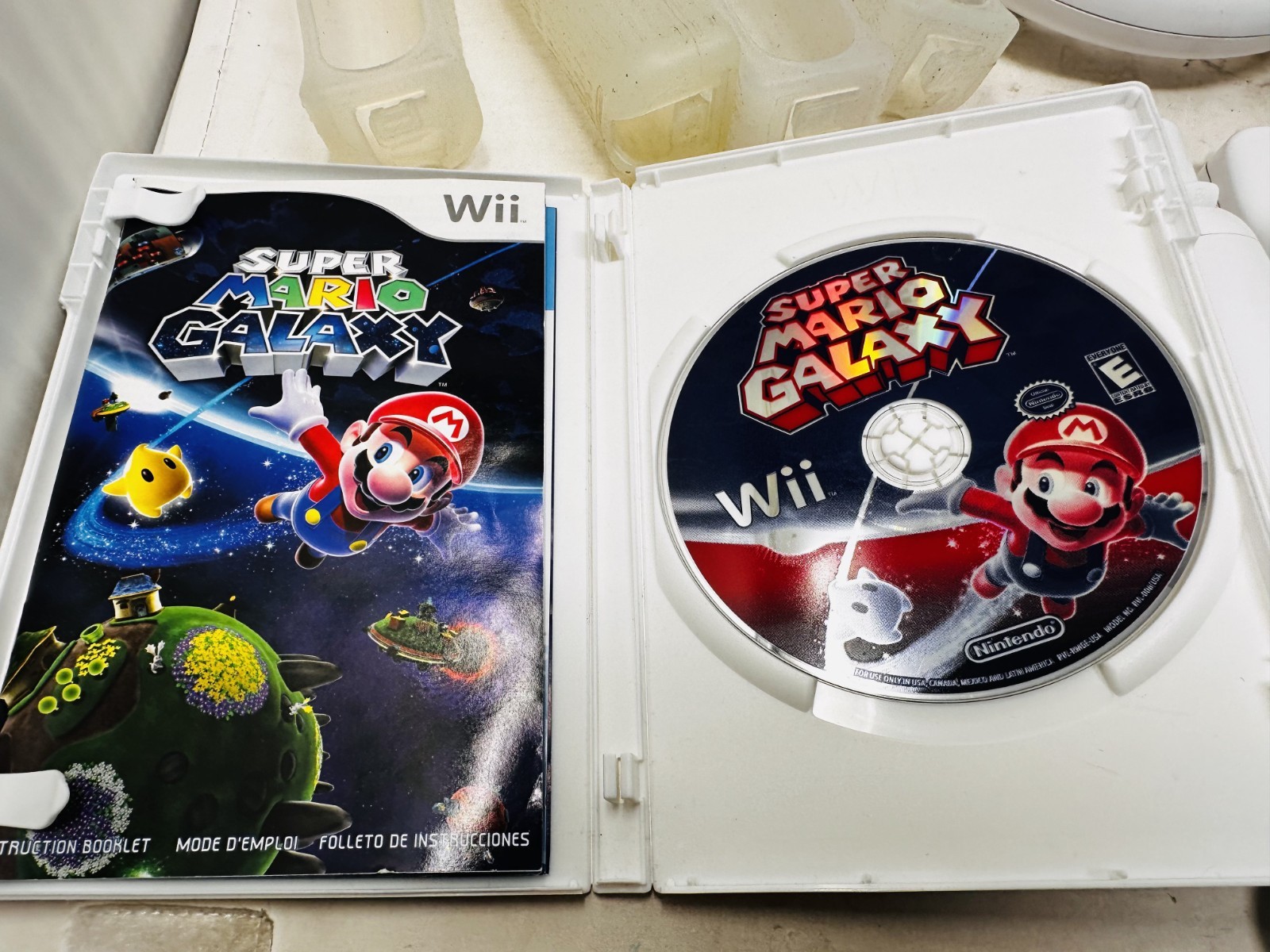 Nintendo Wii Console Lot – 4 Controllers 4 Nunchucks w/ Mario Super Galaxy WORKS