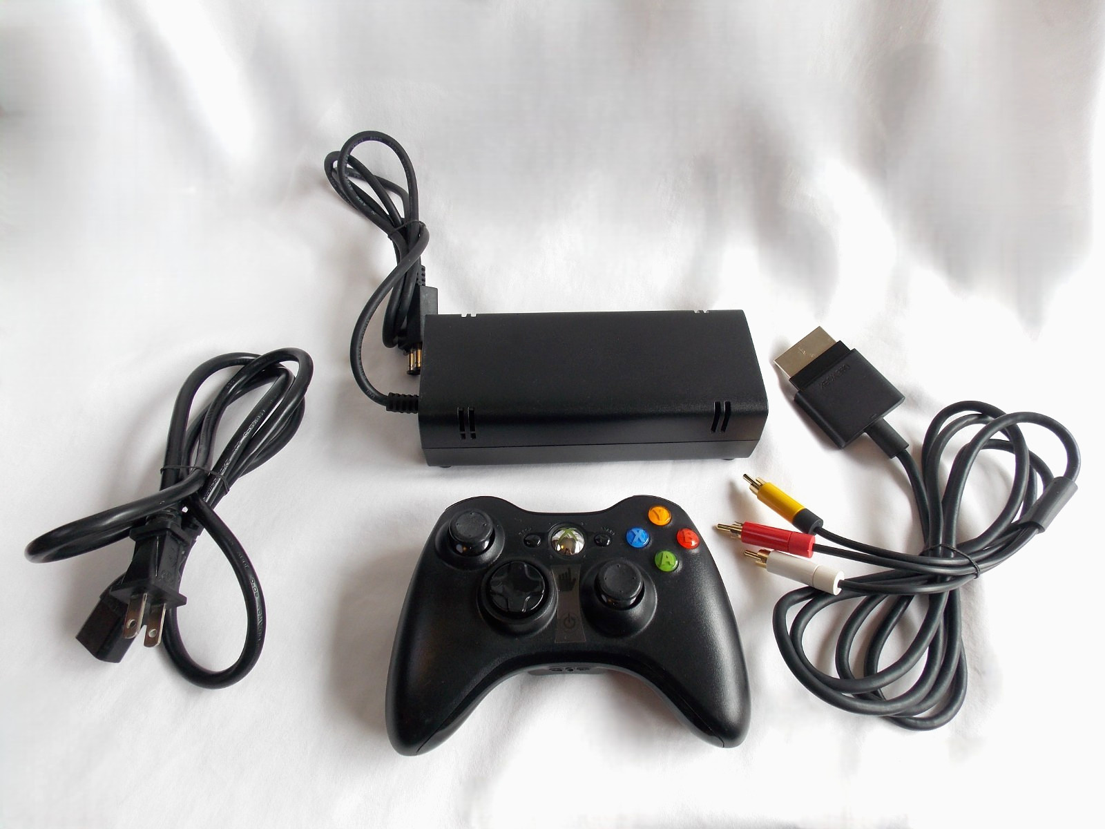 Xbox 360 S 1439 w/Cords & Controller No HDD Tested and Works