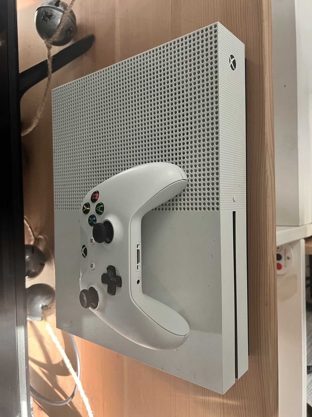 Microsoft Xbox One S 500GB Video Game Console – White TURN OFF ITSELF