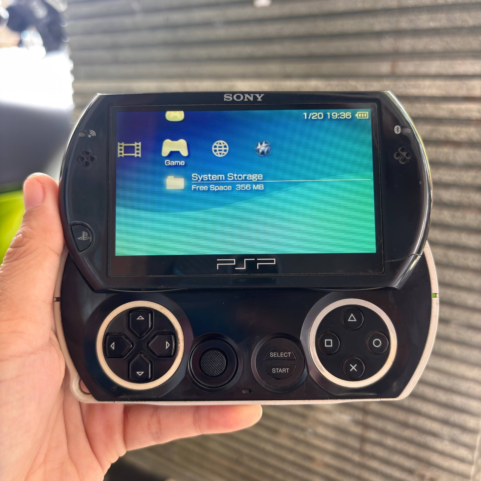 Pre-Owned Sony PSP GO Black PSP-N1005 – See Photos Read Description!!