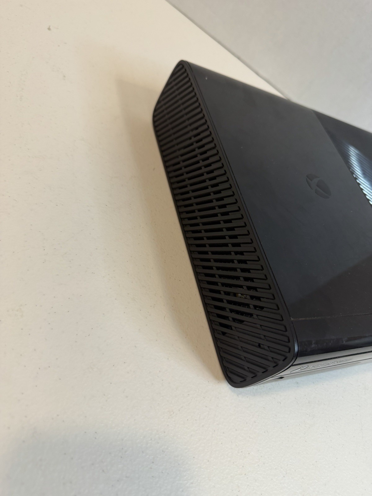 Microsoft Xbox 360 E Console Model 1538 Tested Powers On No HDD 2 Controllers