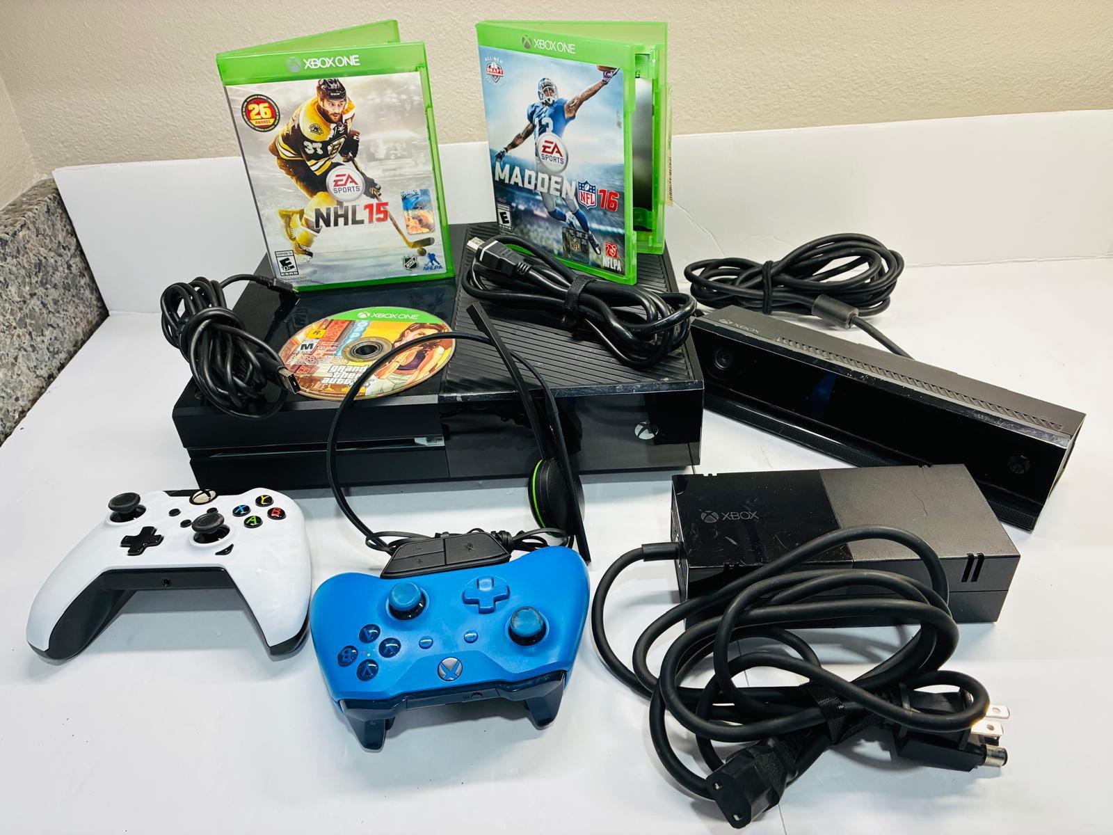 Microsoft Xbox One Black Console w/ KINECT 2 Controllers 1540, 3 Games.