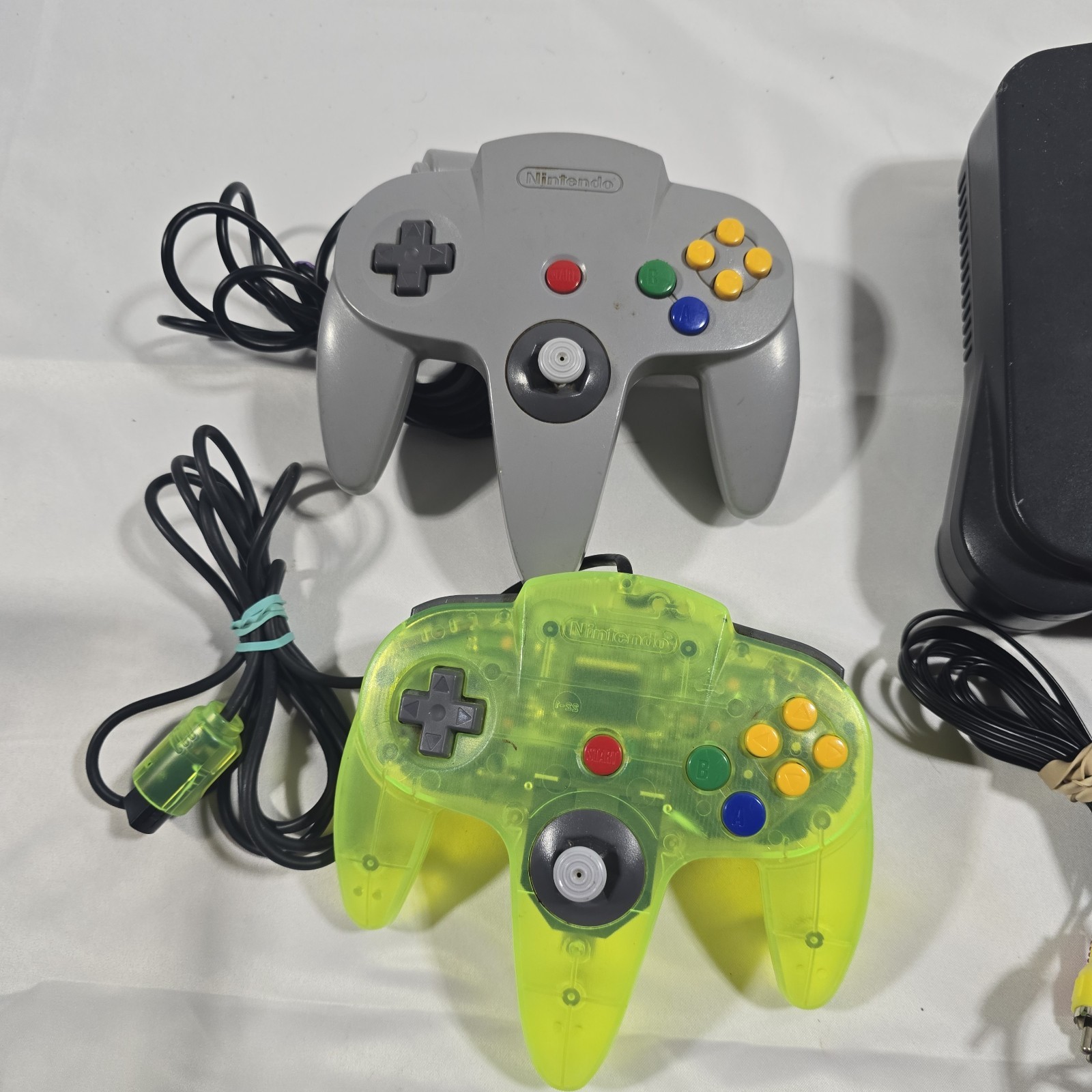 Nintendo 64 N64 Black Console Bundle With 2 Controllers 7 Games 3 Memory cards
