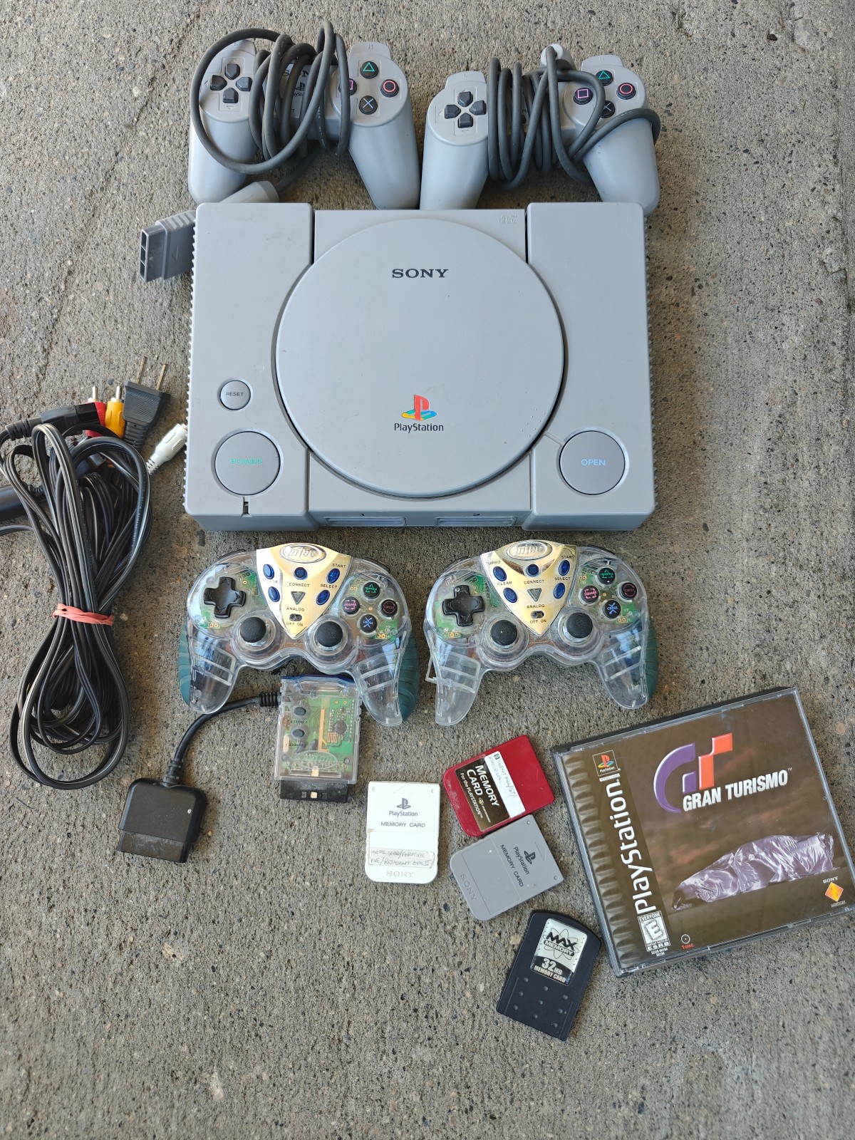 Sony PS1 SCPH-5501 Bundle – 4 Controllers (2 Wireless), 4 Memory Cards + 1 Game