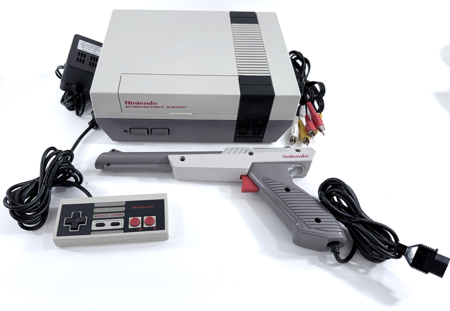 Nintendo NES Console + Controller, Zapper, AV cable, Power Supply – Tested