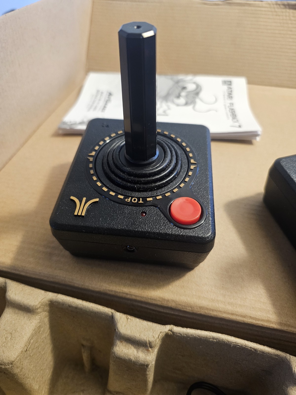 Atari Flashabck 7 Game Console with 2 Inalambric Controllers