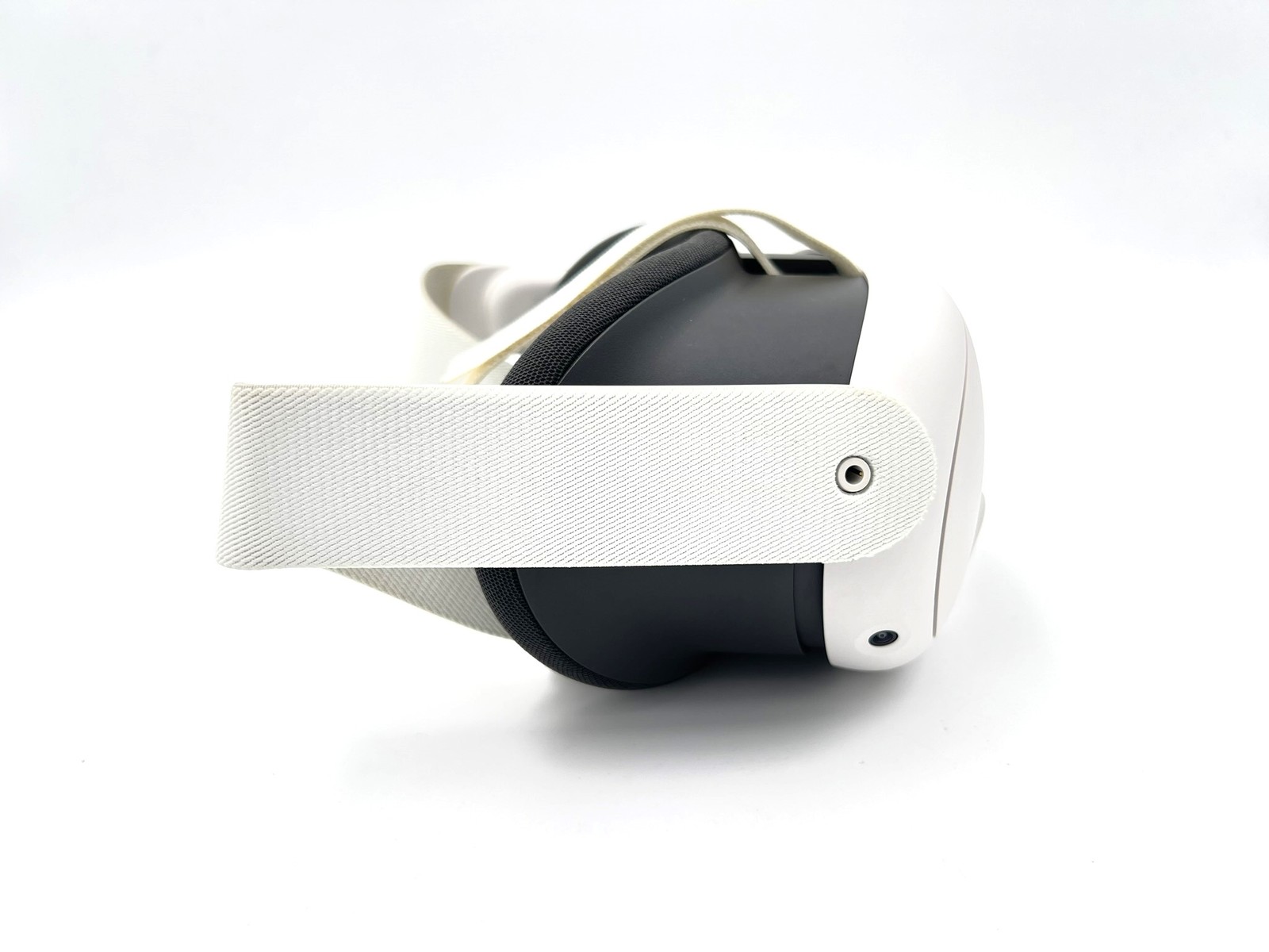 Meta – Quest 3 Breakthrough Mixed Reality – 128GB – White – (899-00579-01)