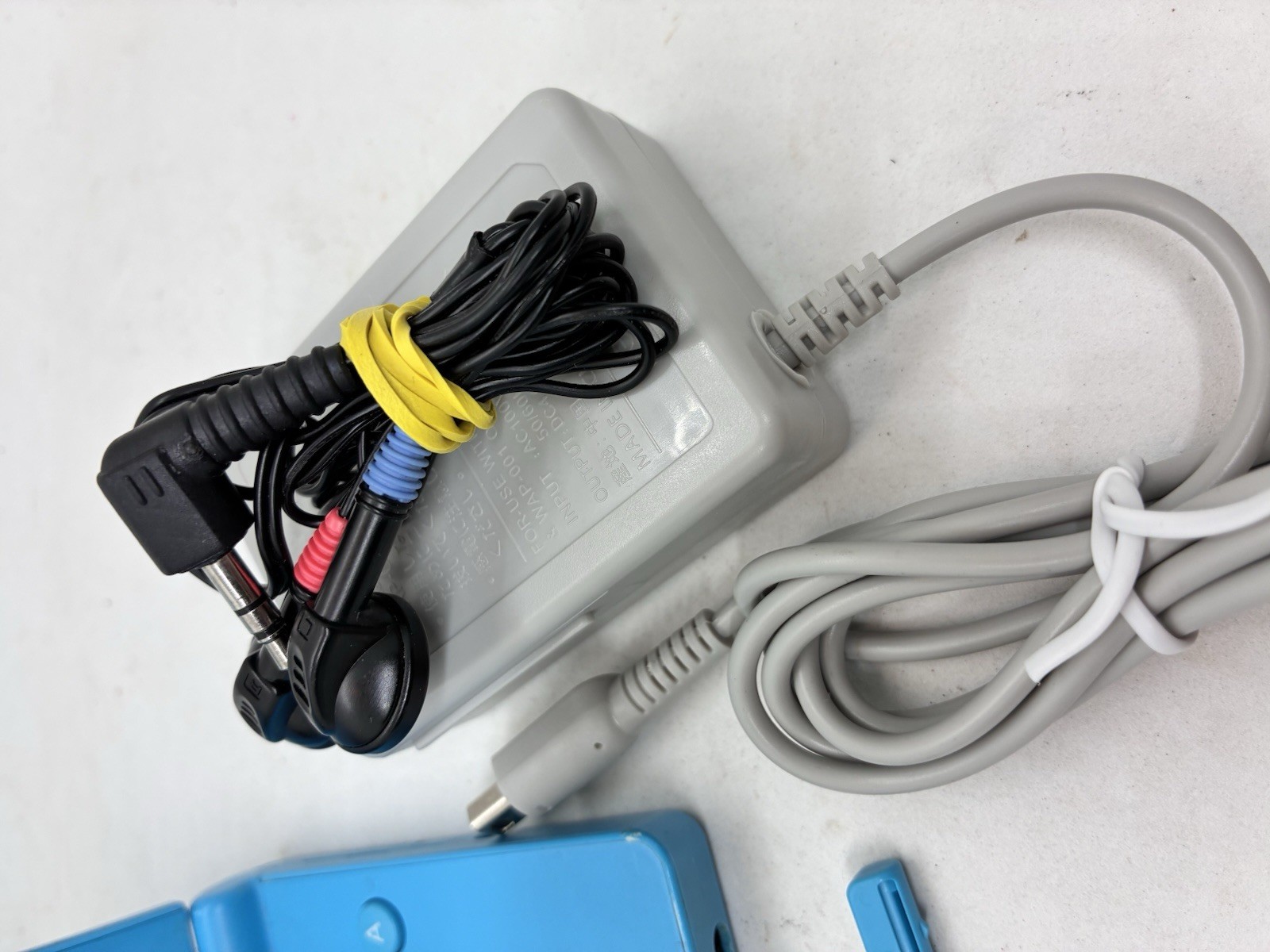 Nintendo DSi Blue Handheld Console (READ). Tested With Stylus, Earbuds Charger