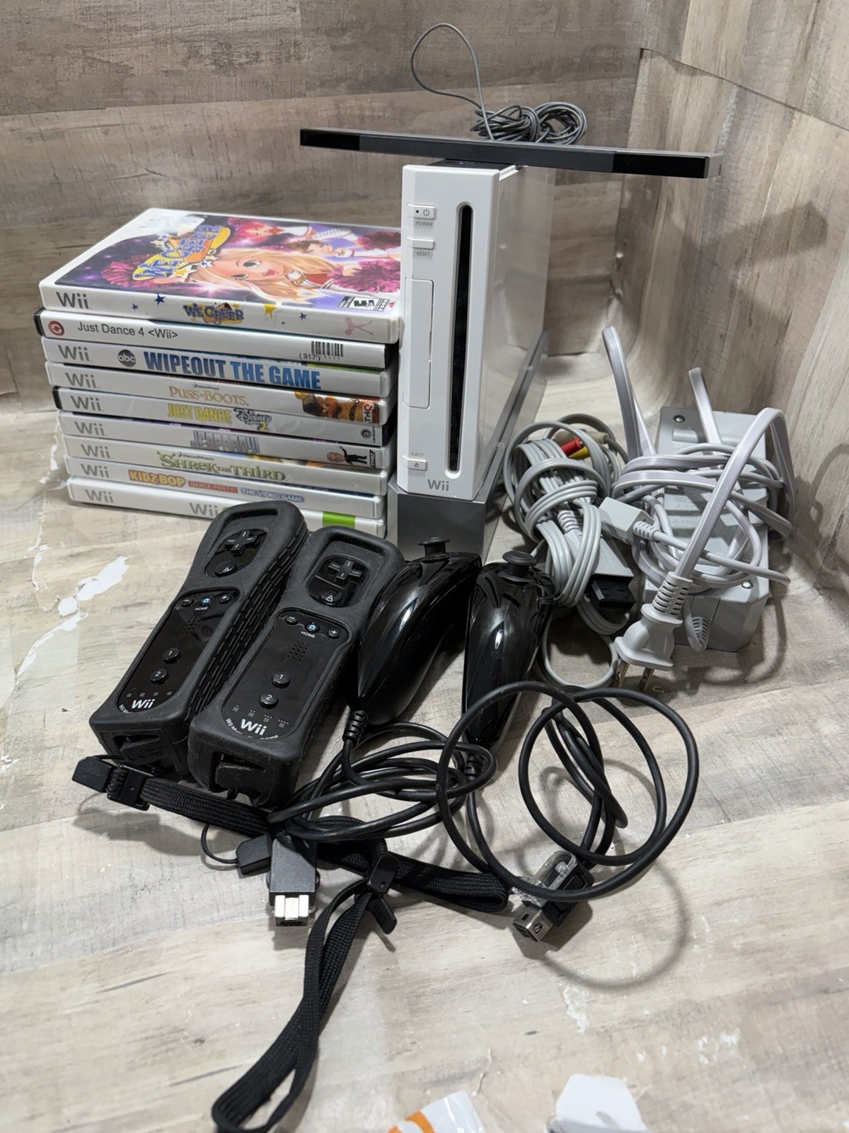 Nintendo Wii Console – White Bundle with 9 Games & 2 Controller + Nunchucks