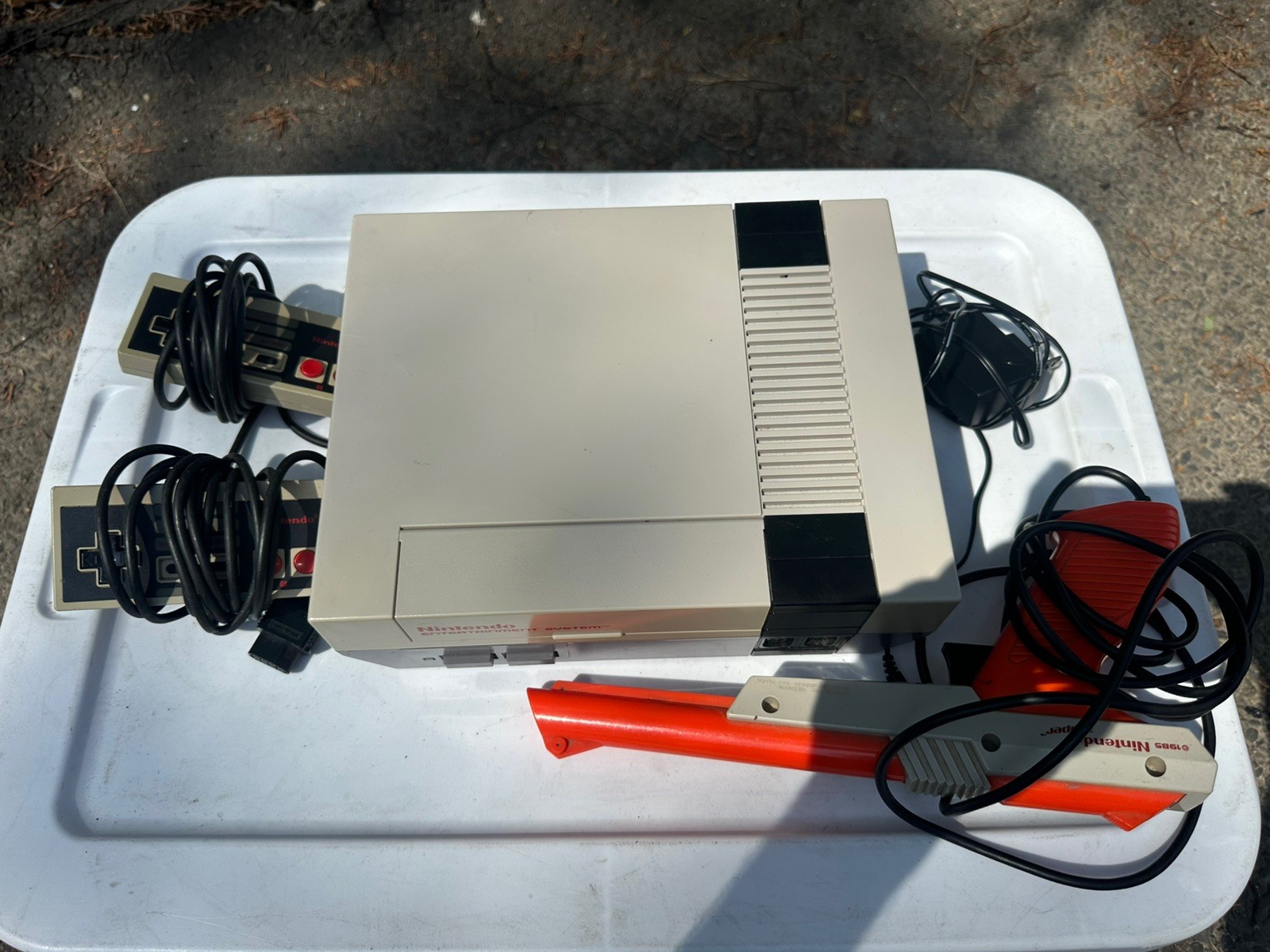 Nintendo NES Console w/ 2 Controllers & Zapper Light Gun – Not sure if it works
