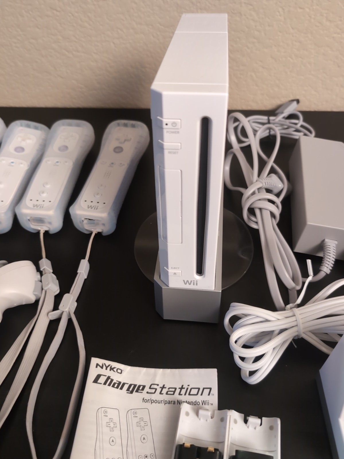 Nintendo Wii Bundle White 4 Controllers 2 Nunchuck Rechargeable Batteries Mario