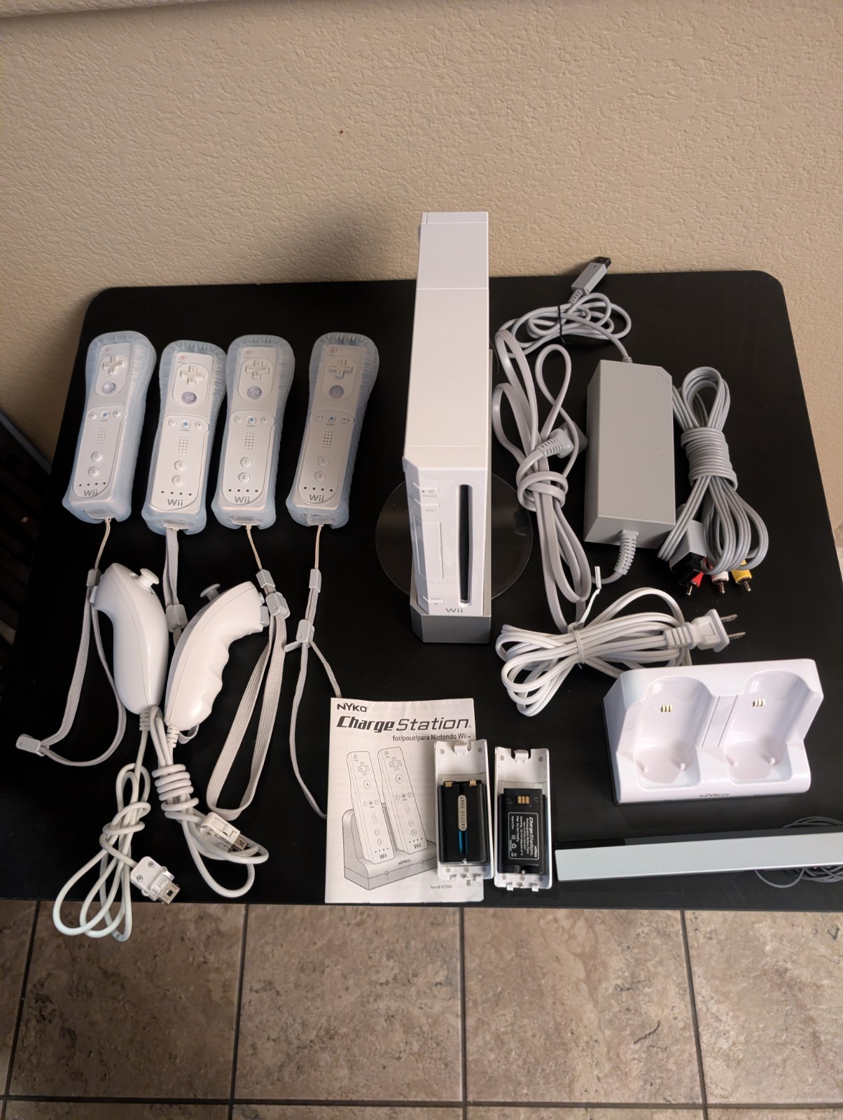 Nintendo Wii Bundle White 4 Controllers 2 Nunchuck Rechargeable Batteries Mario