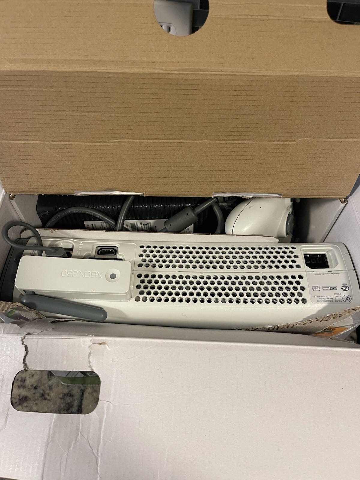 Xbox 360 Pro System Bundle 60GB WORKNG NO GAMES