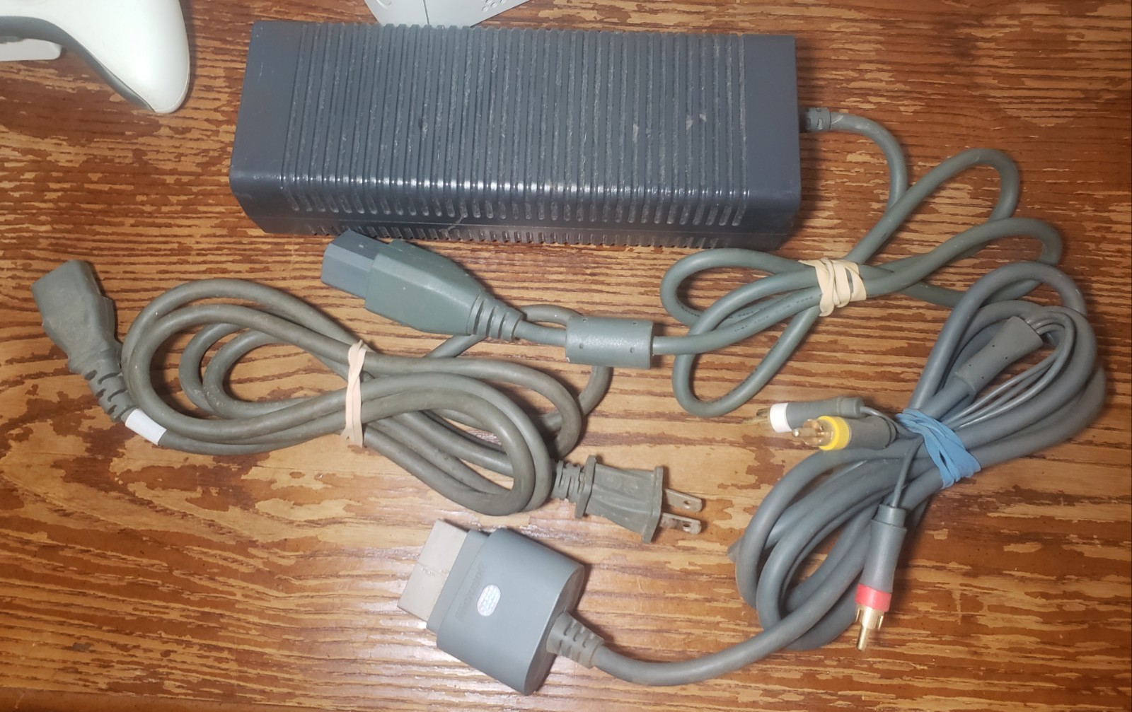 Microsoft Xbox 360 Pro 20GB Console Bundle Controller Power & A/V Cords Included