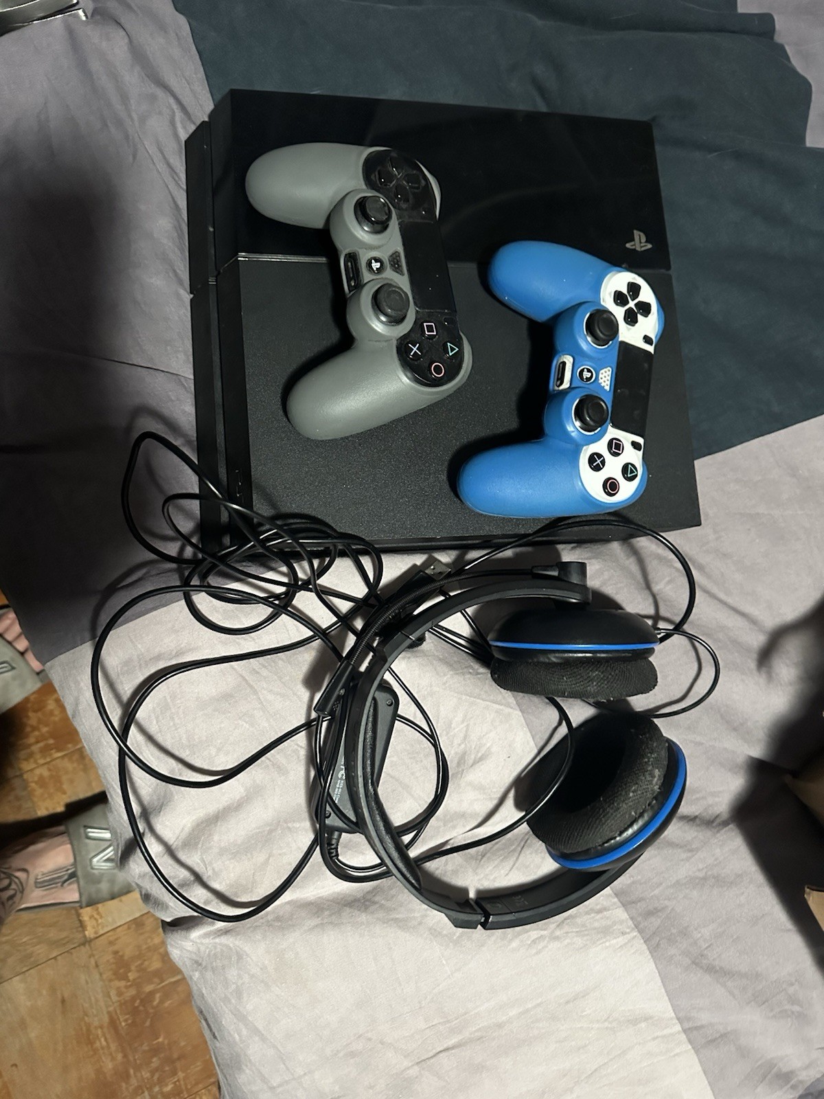 Sony PlayStation 4 PS4 500GB Black Console Gaming System & 2 Controllers