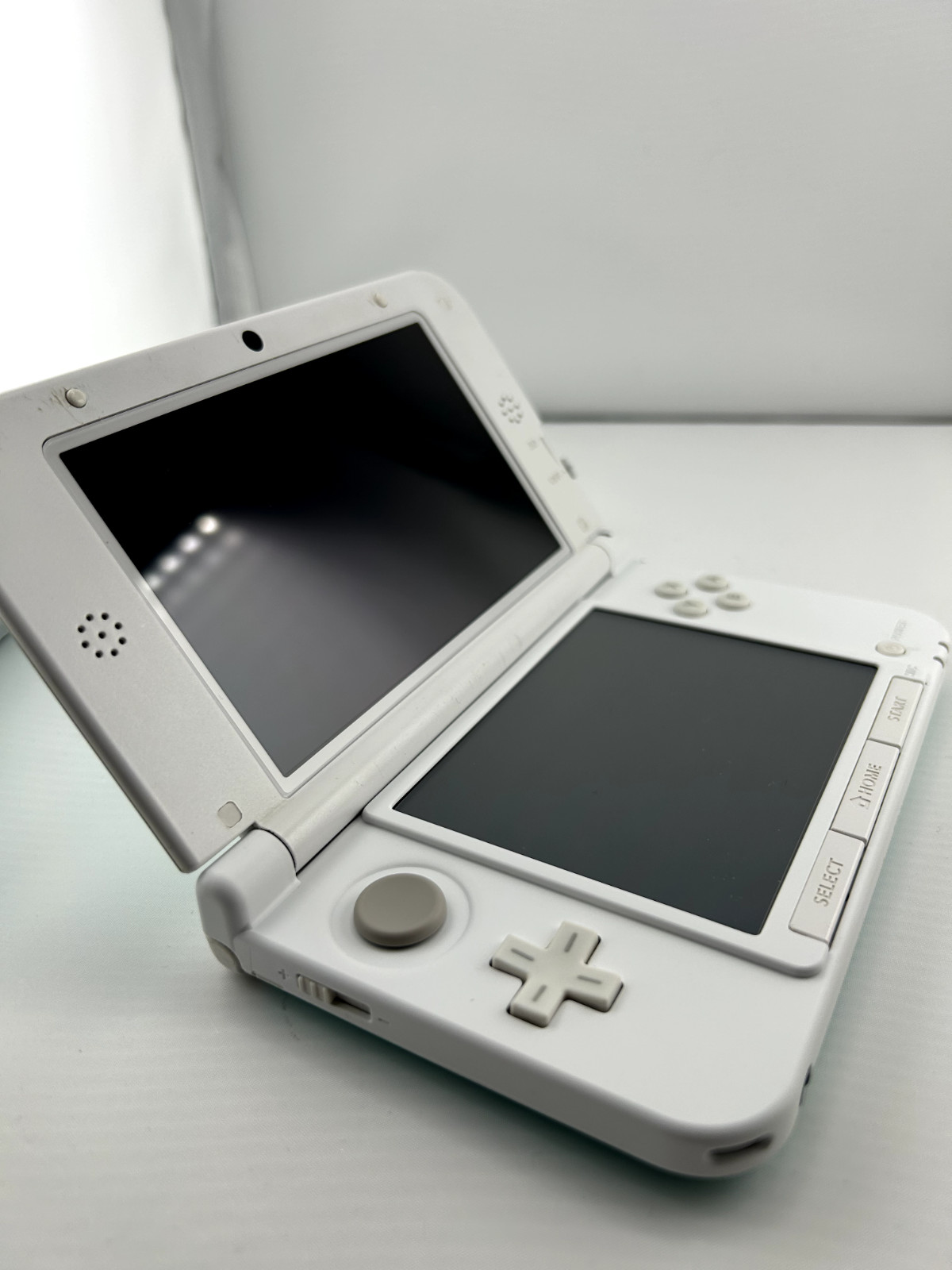 [A-rank] Nintendo 3DS LL console Disney Magic Castle with Charger/Stylus