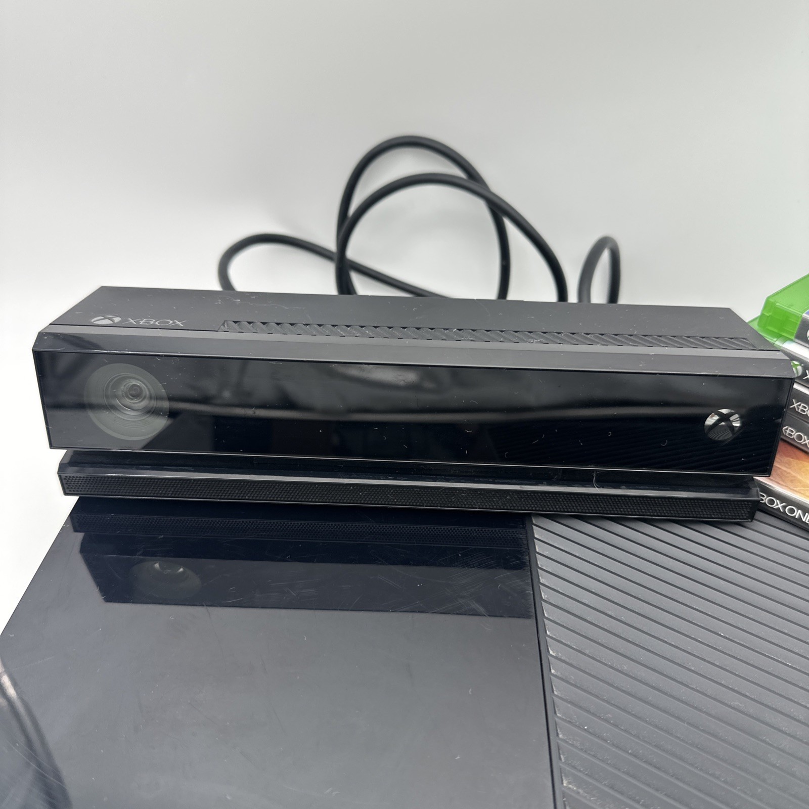 Microsoft Xbox One 1540 Console Bundle W/Kinect camera Cords No Controller Works