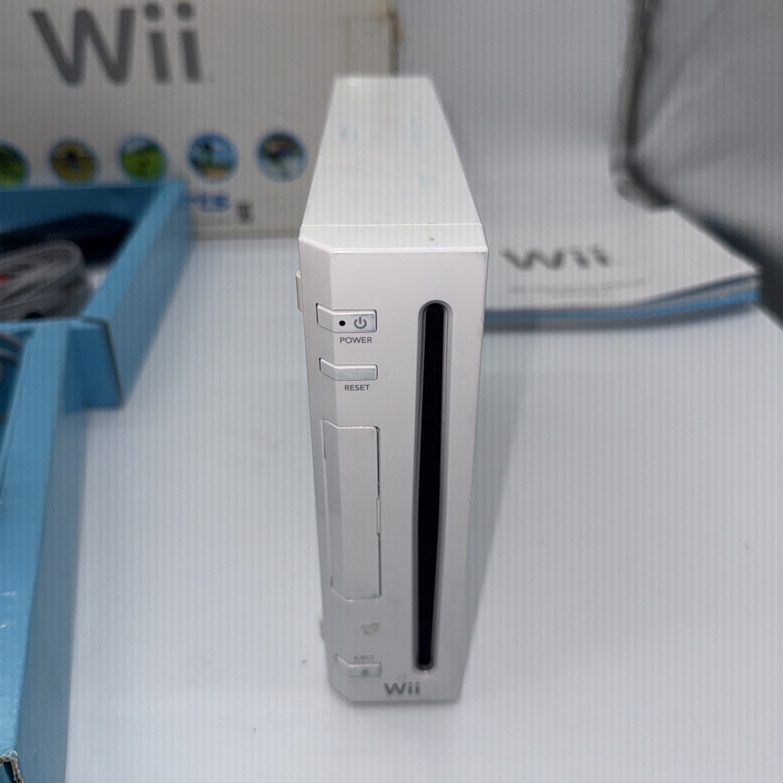 Original Nintendo Wii Console (White, Model RVL-001)