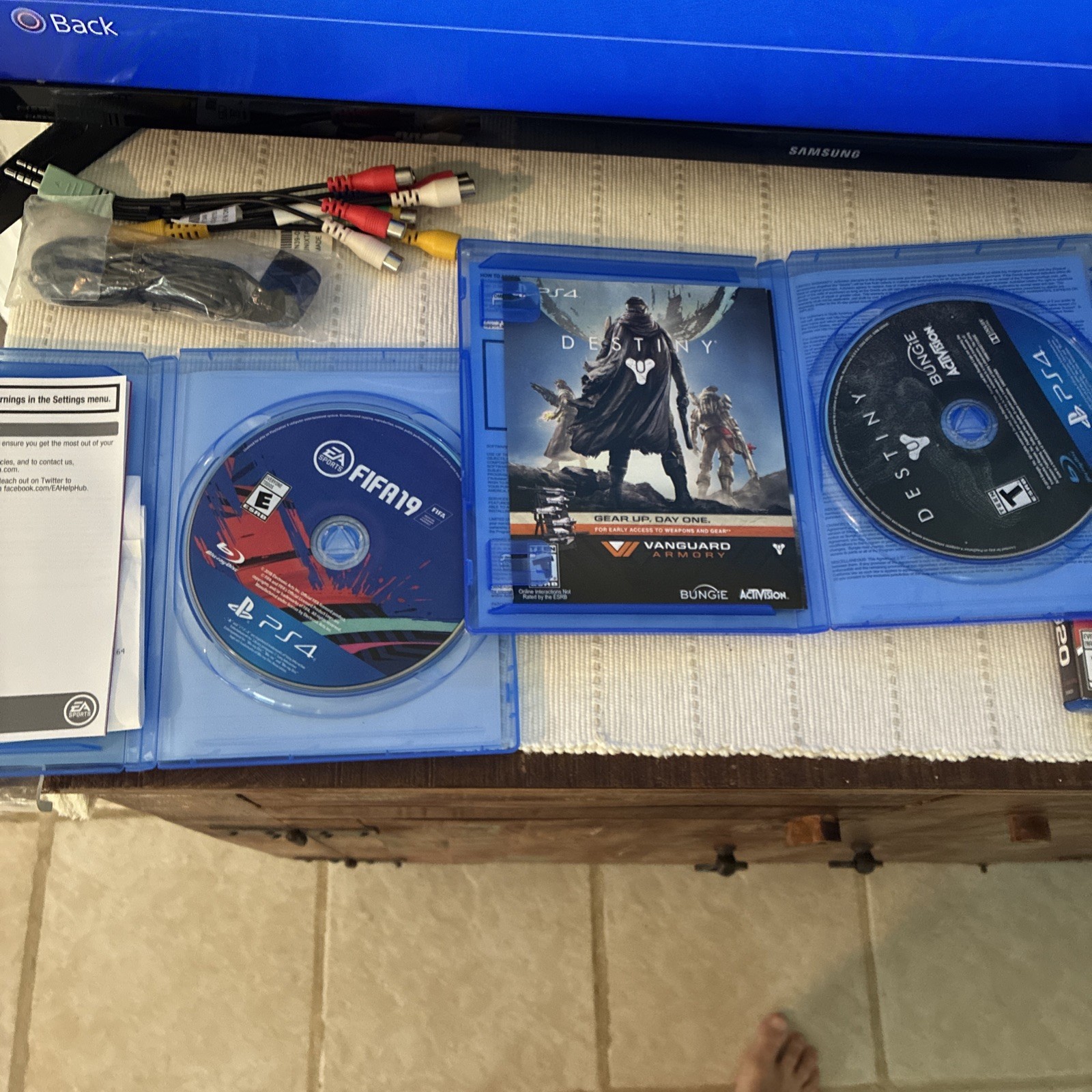 Sony PlayStation 4 500GB Console Bundle in Original Box w/ 2 Controllers & 4 Gam
