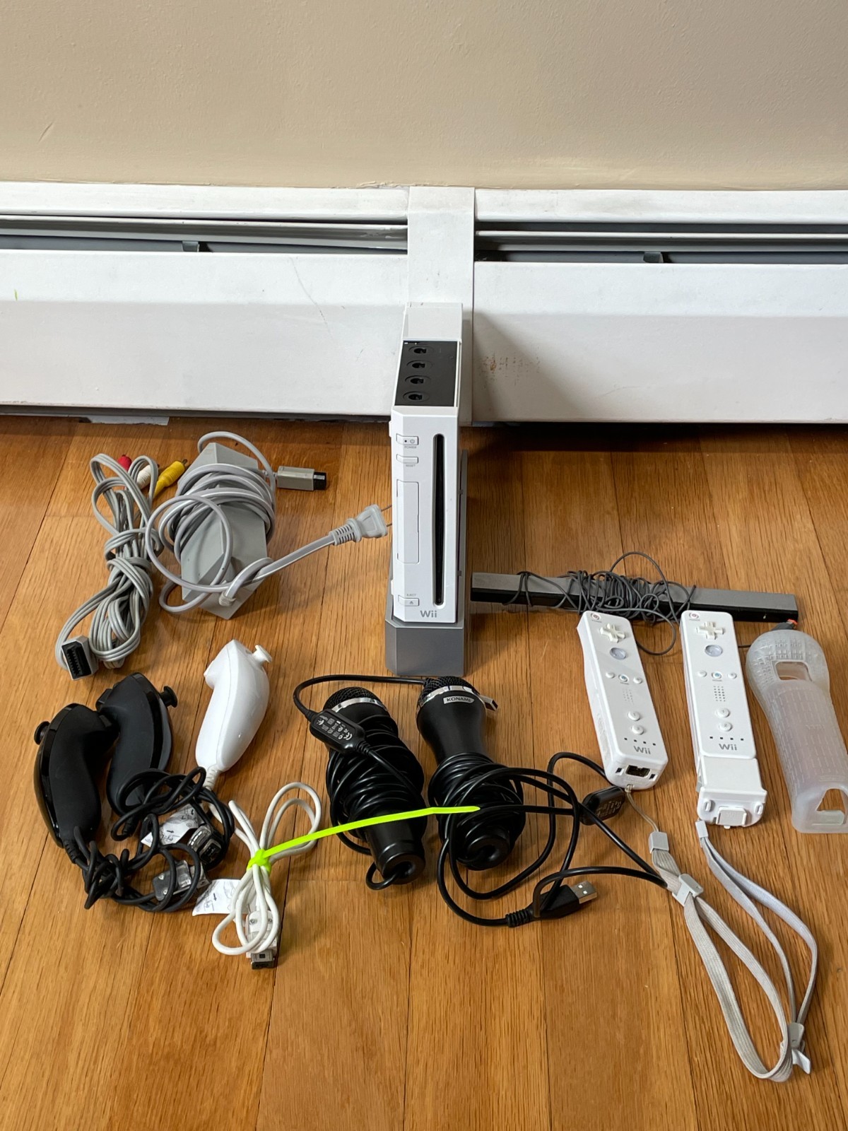 NINTENDO WII CONSOLE BUNDLE WITH 2 MICROPHONES 2 CONTROLLERS 3 NUNCHUCKS TESTED