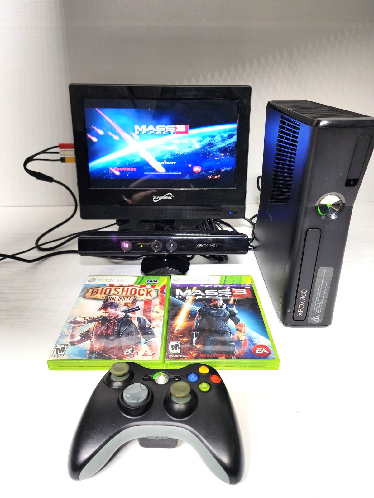 Microsoft Xbox 360 S 4GB Console (1439) Kinect Bundle! │ Tested & Works w/ Games